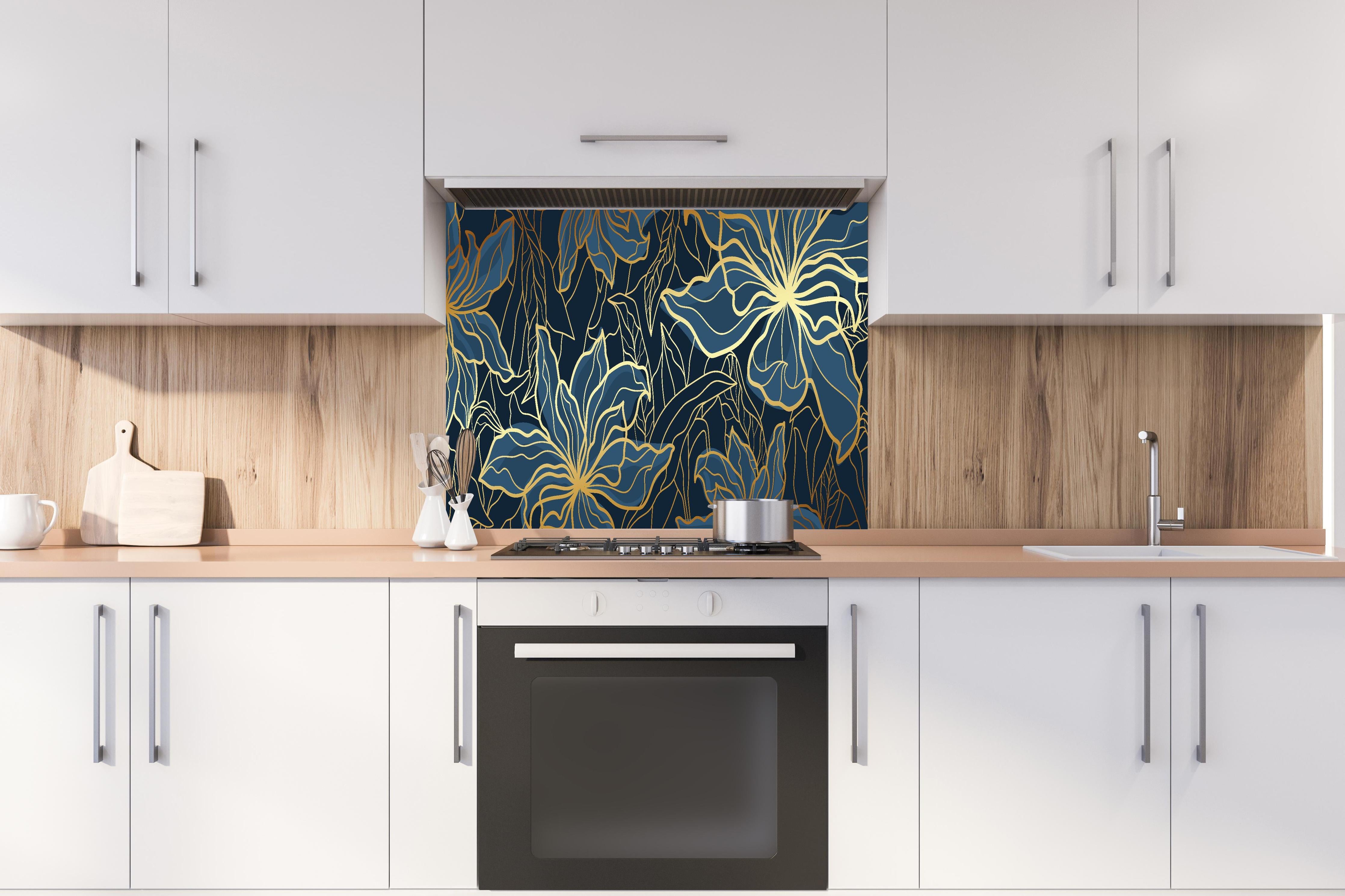 Spritzschutz - Dunkelblaues Floral-Design mit goldenen Akzenten hinter einem Cerankochfeld zwischen Holz-Kochutensilien
