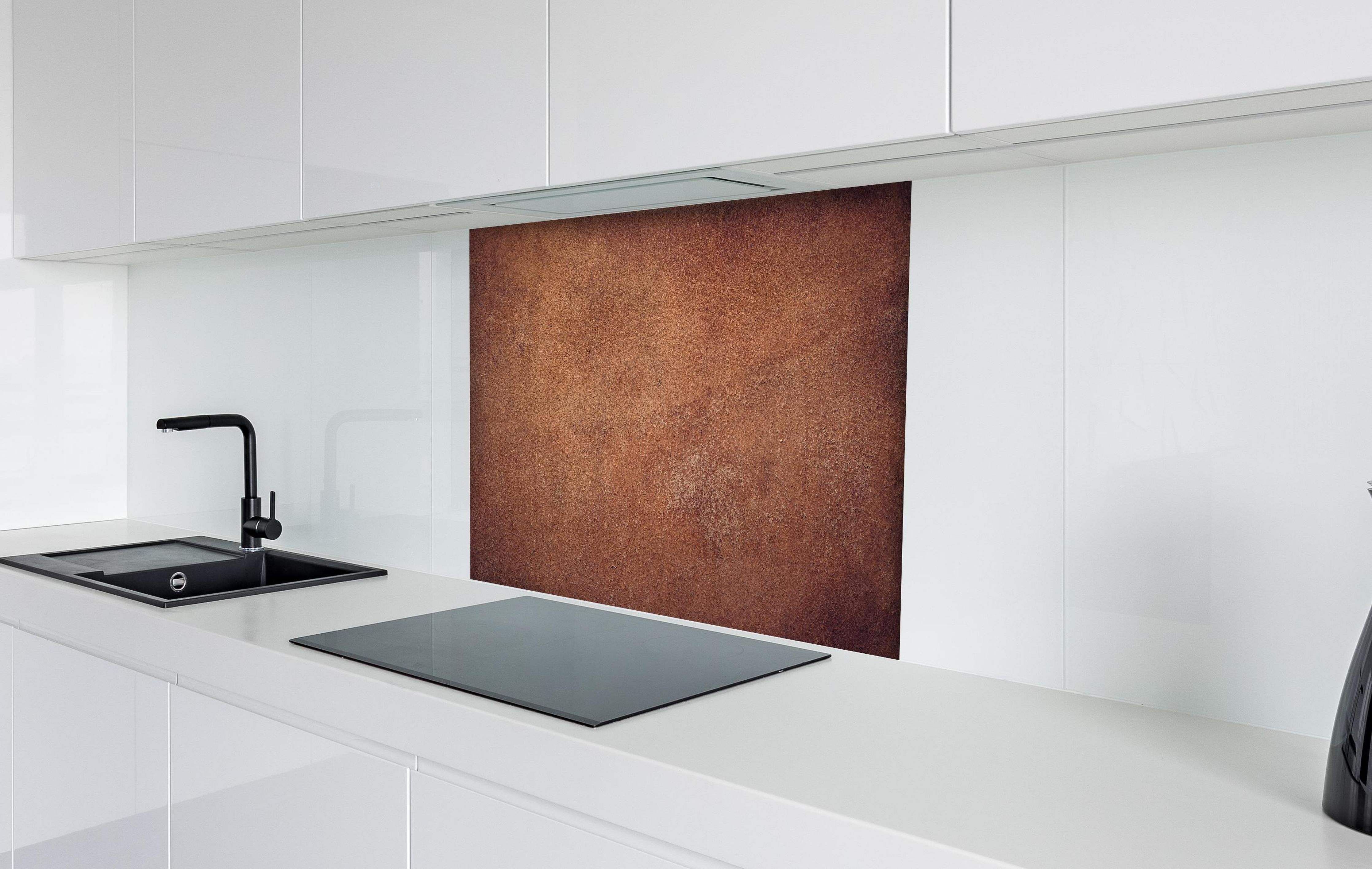 Spritzschutz - Dunkelbraune Ledertextur hinter einem Cerankochfeld zwischen Holz-Kochutensilien
