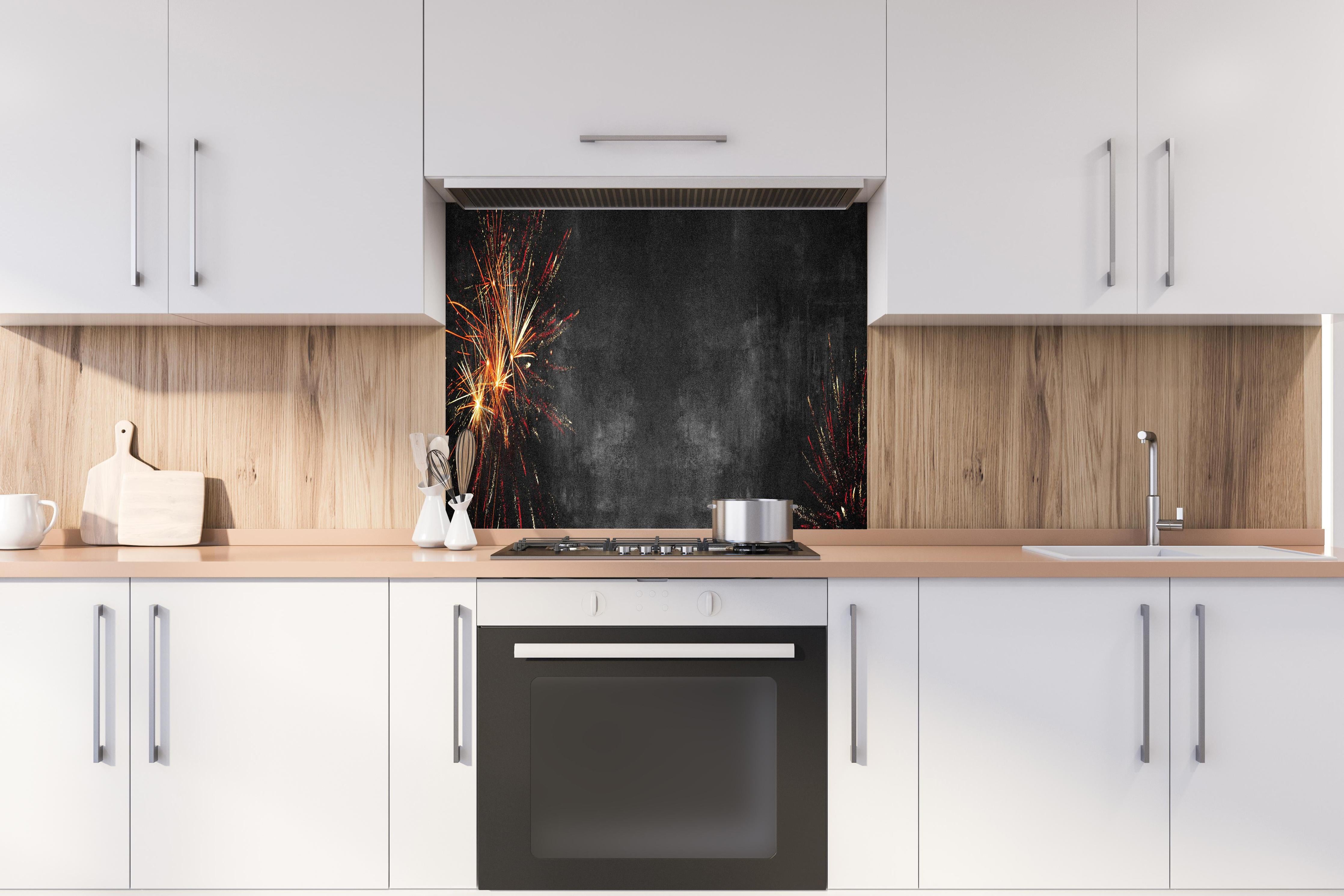 Spritzschutz - Dunkelgraue Beton Textur mit Feuerwerk hinter einem Cerankochfeld zwischen Holz-Kochutensilien
