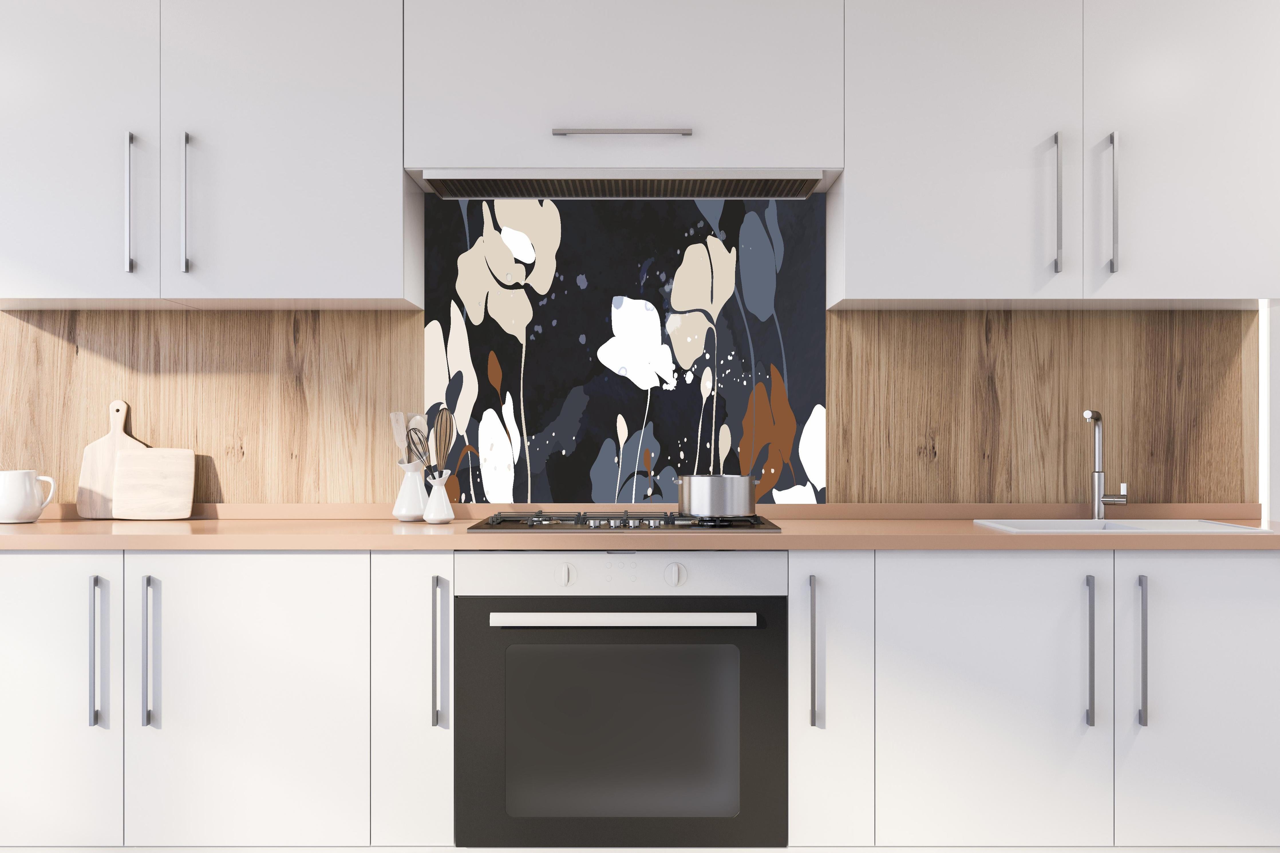 Spritzschutz - Dunkelgraue Blumen Silhouette Illustration hinter einem Cerankochfeld zwischen Holz-Kochutensilien
