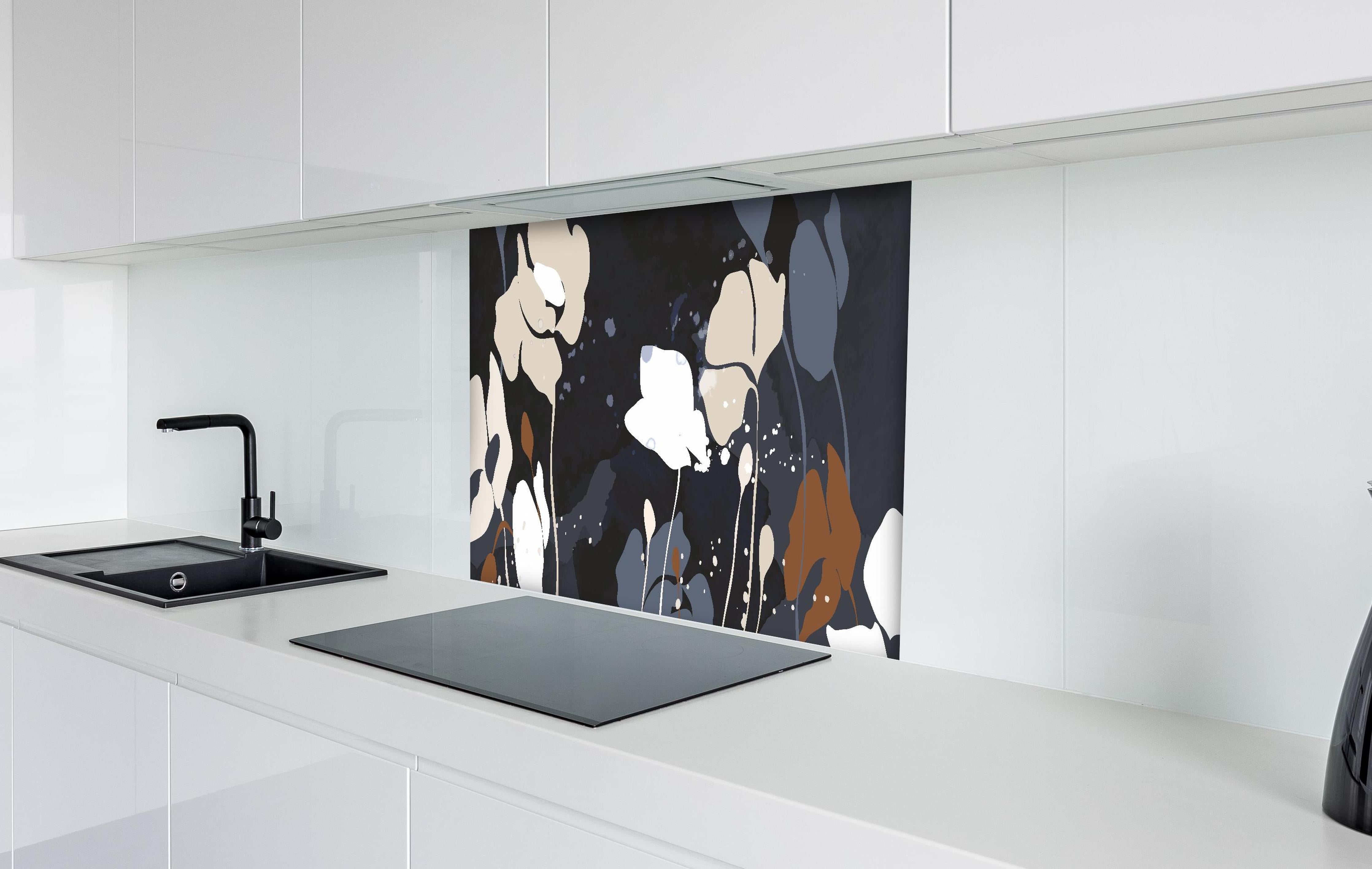 Spritzschutz - Dunkelgraue Blumen Silhouette Illustration hinter einem Cerankochfeld zwischen Holz-Kochutensilien
