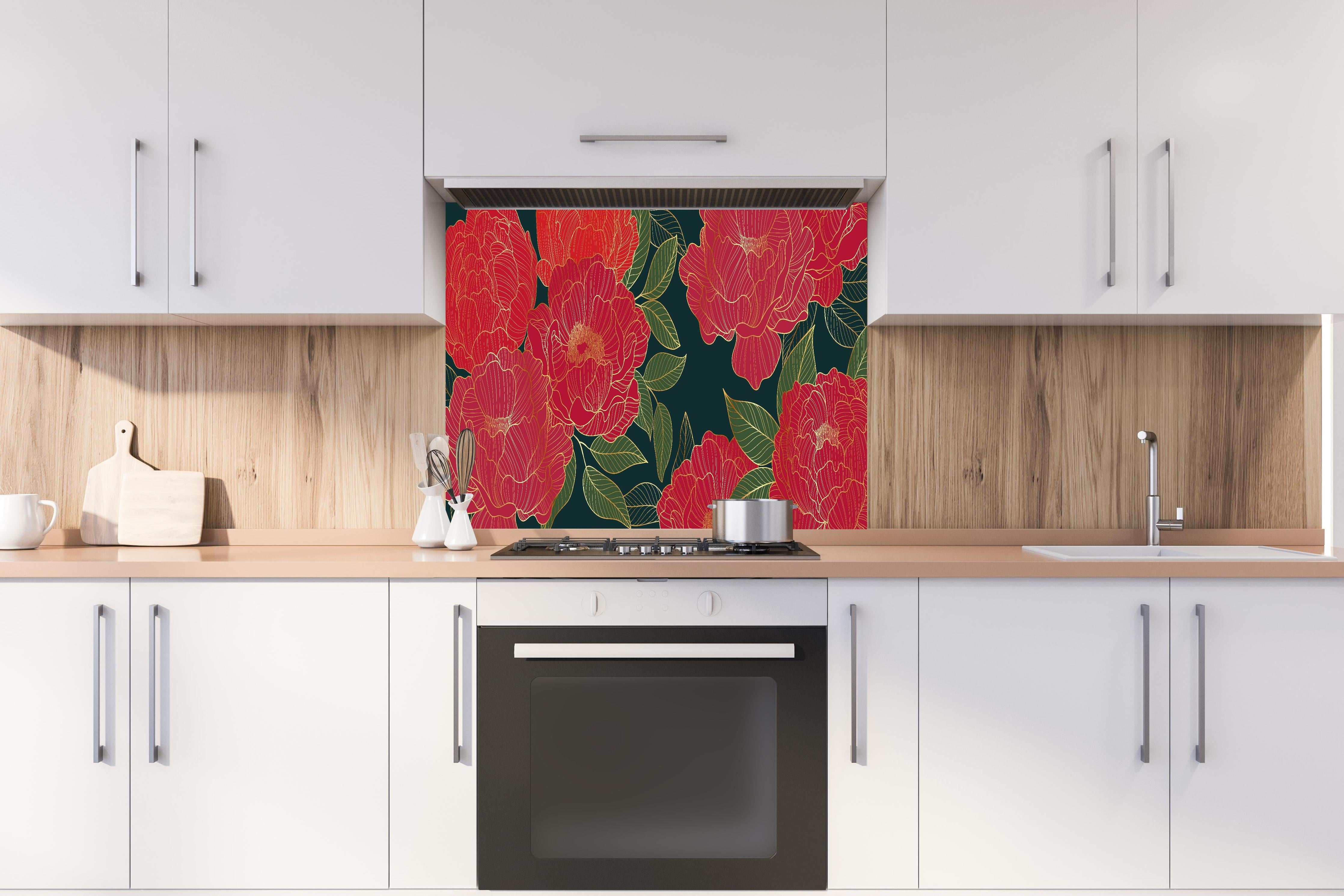 Spritzschutz - Dunkelrote Pfingstrosen auf Nachtgrün hinter einem Cerankochfeld zwischen Holz-Kochutensilien
