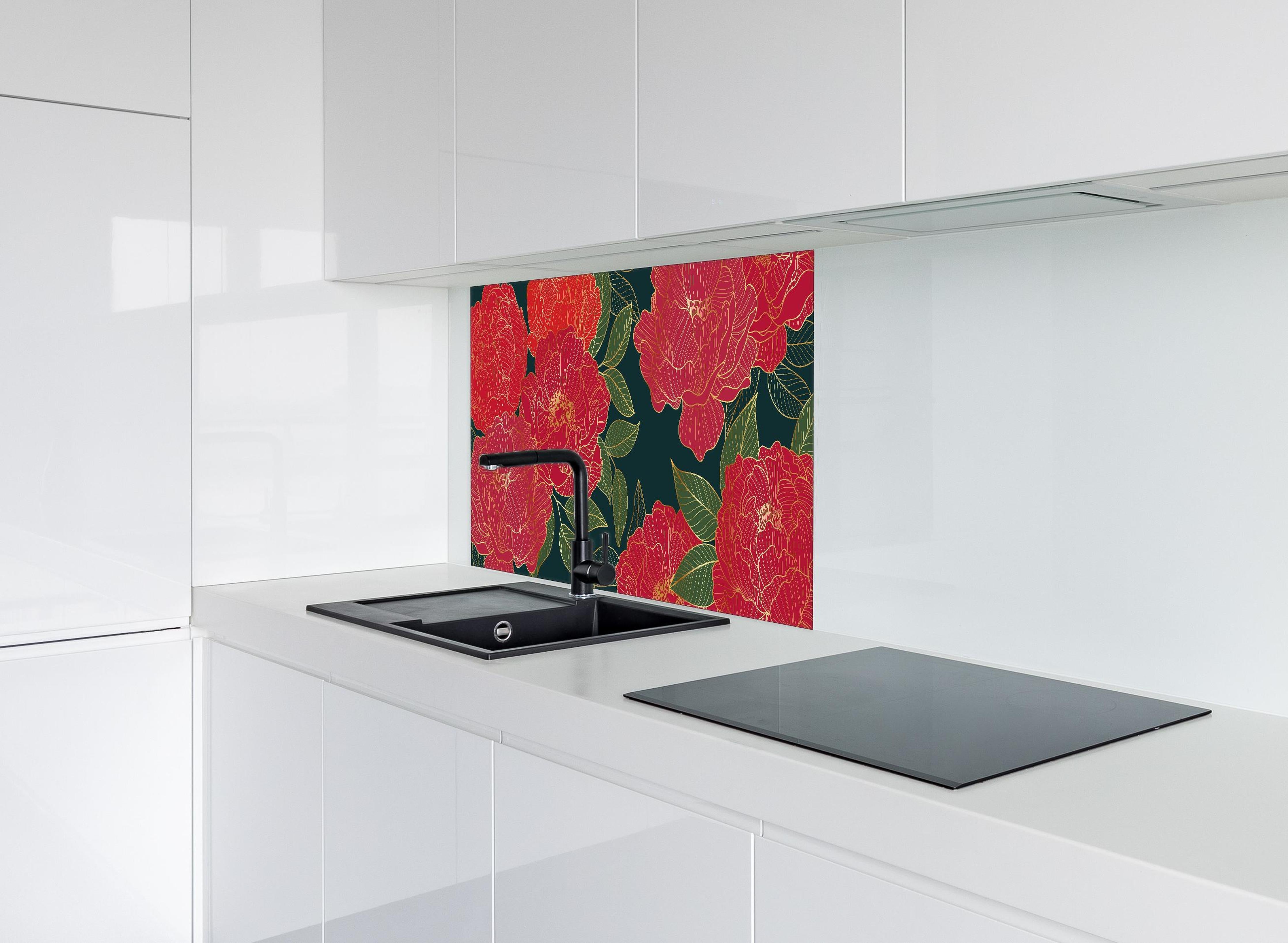 Spritzschutz - Dunkelrote Pfingstrosen auf Nachtgrün hinter einem Cerankochfeld zwischen Holz-Kochutensilien
