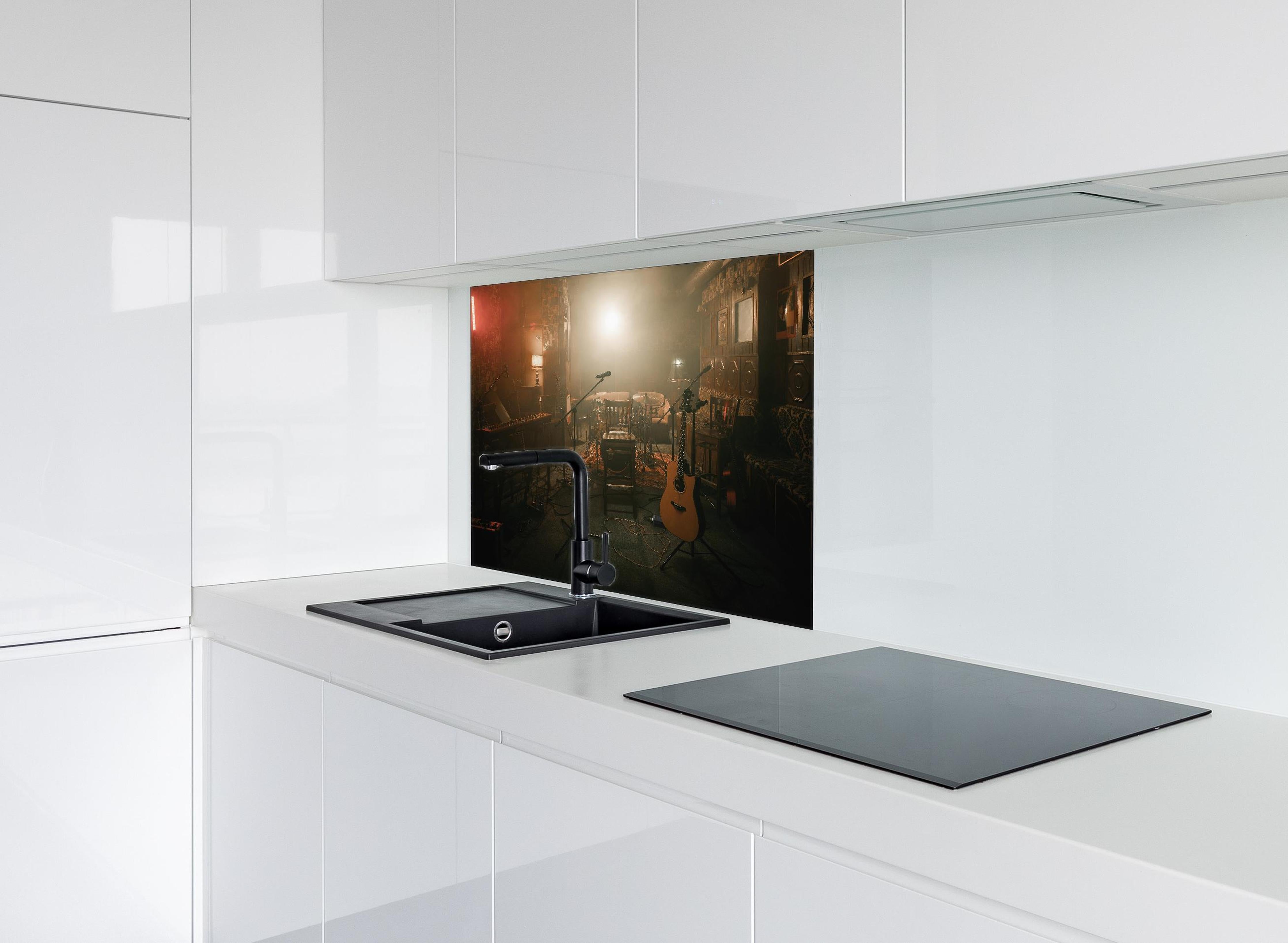 Spritzschutz - Dunkle leere Bühne hinter einem Cerankochfeld zwischen Holz-Kochutensilien
