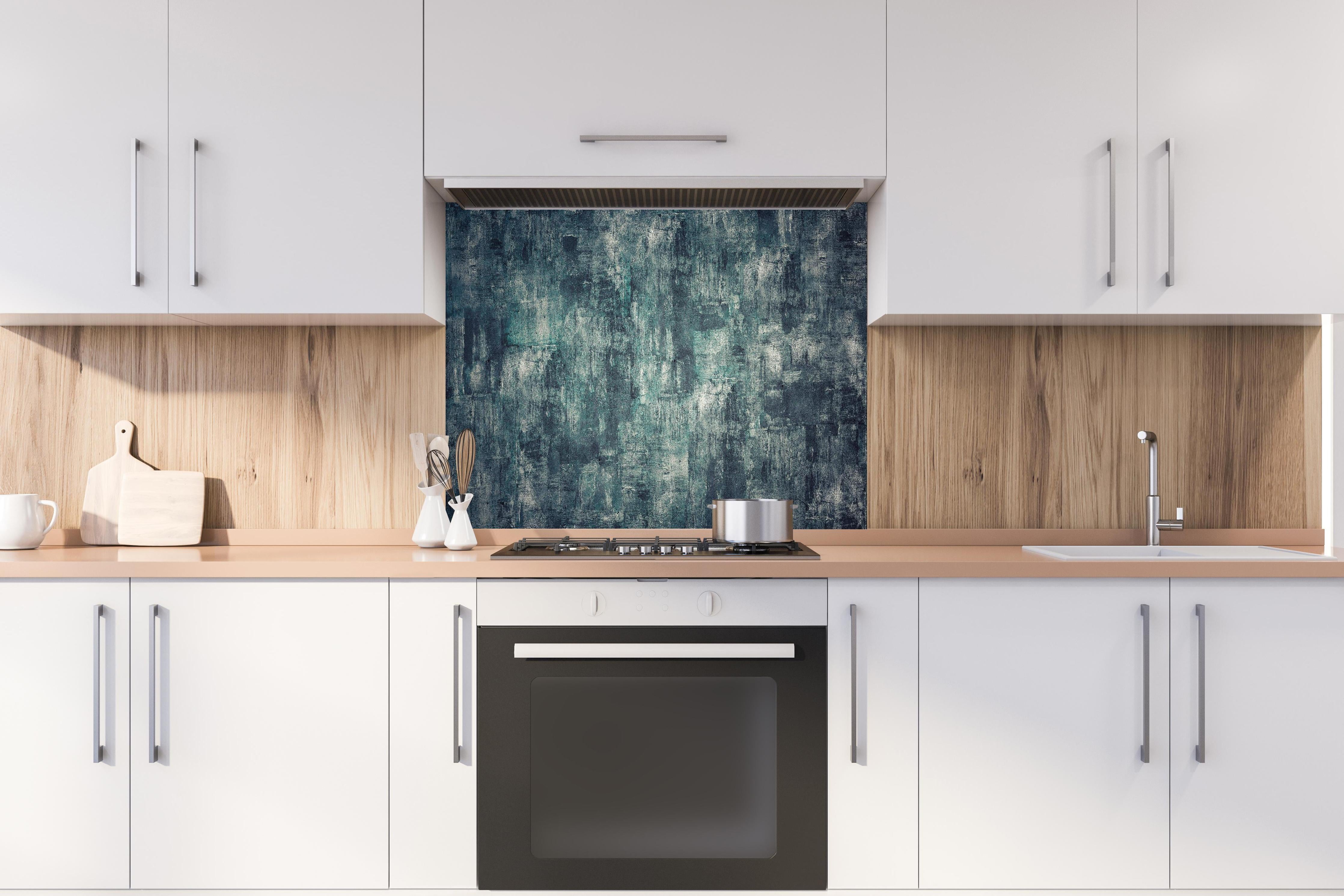 Spritzschutz - Dunkler Beton Panorama in Ölfarbton hinter einem Cerankochfeld zwischen Holz-Kochutensilien
