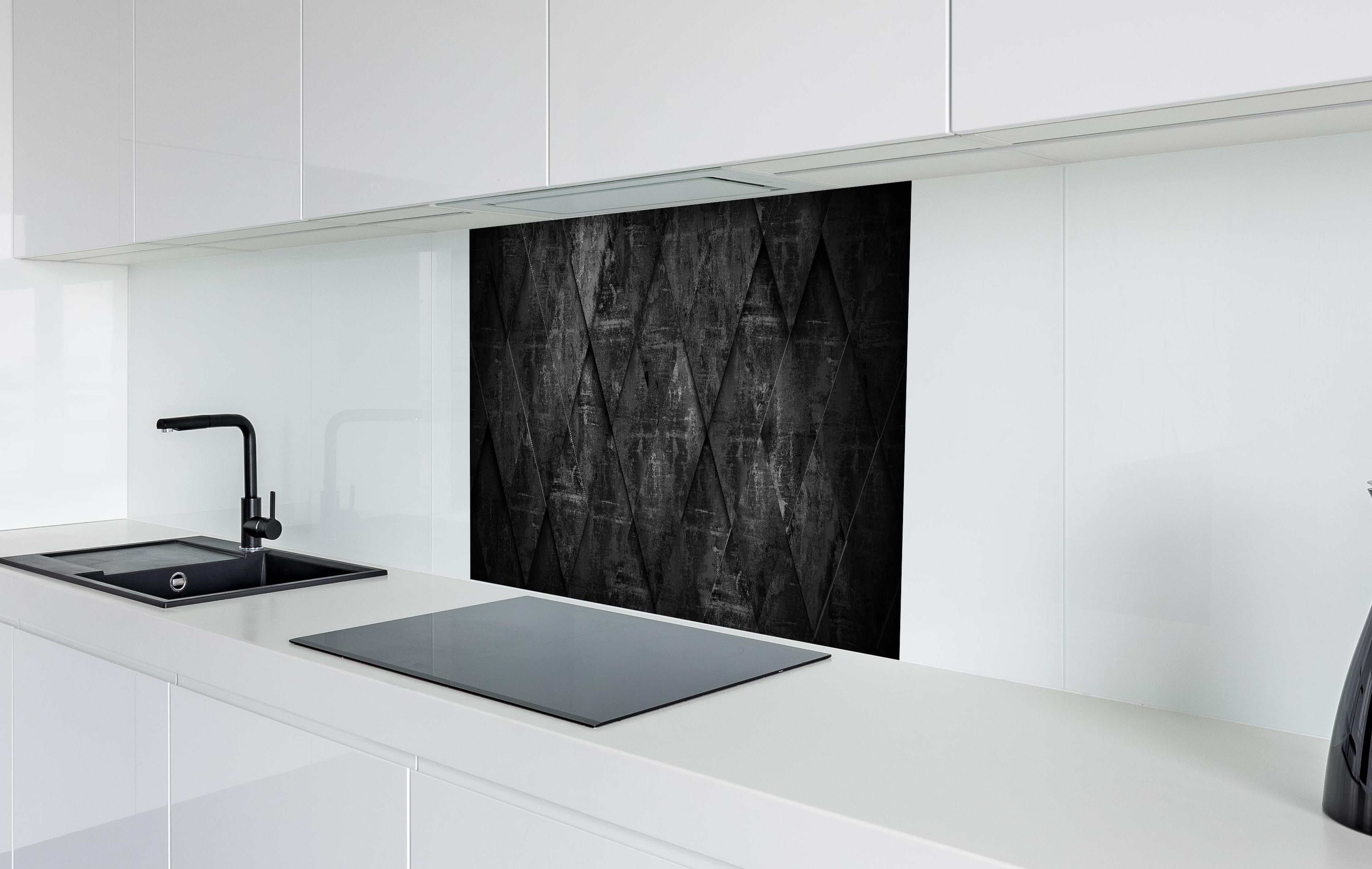 Spritzschutz - Dunkler Hintergrund Geometrisches 3D Design hinter einem Cerankochfeld zwischen Holz-Kochutensilien
