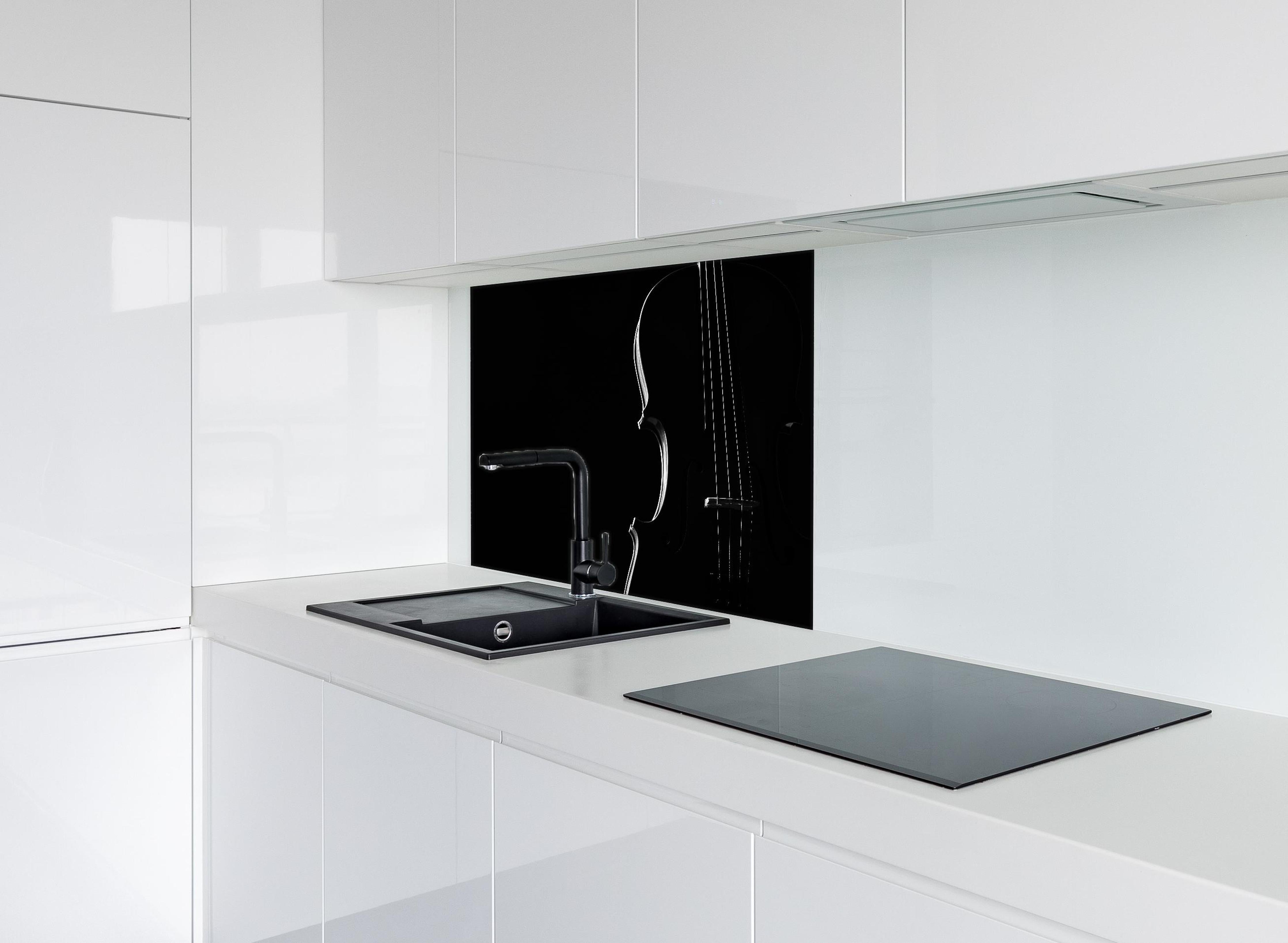 Spritzschutz - Dunkles Bild einer Violine hinter einem Cerankochfeld zwischen Holz-Kochutensilien
