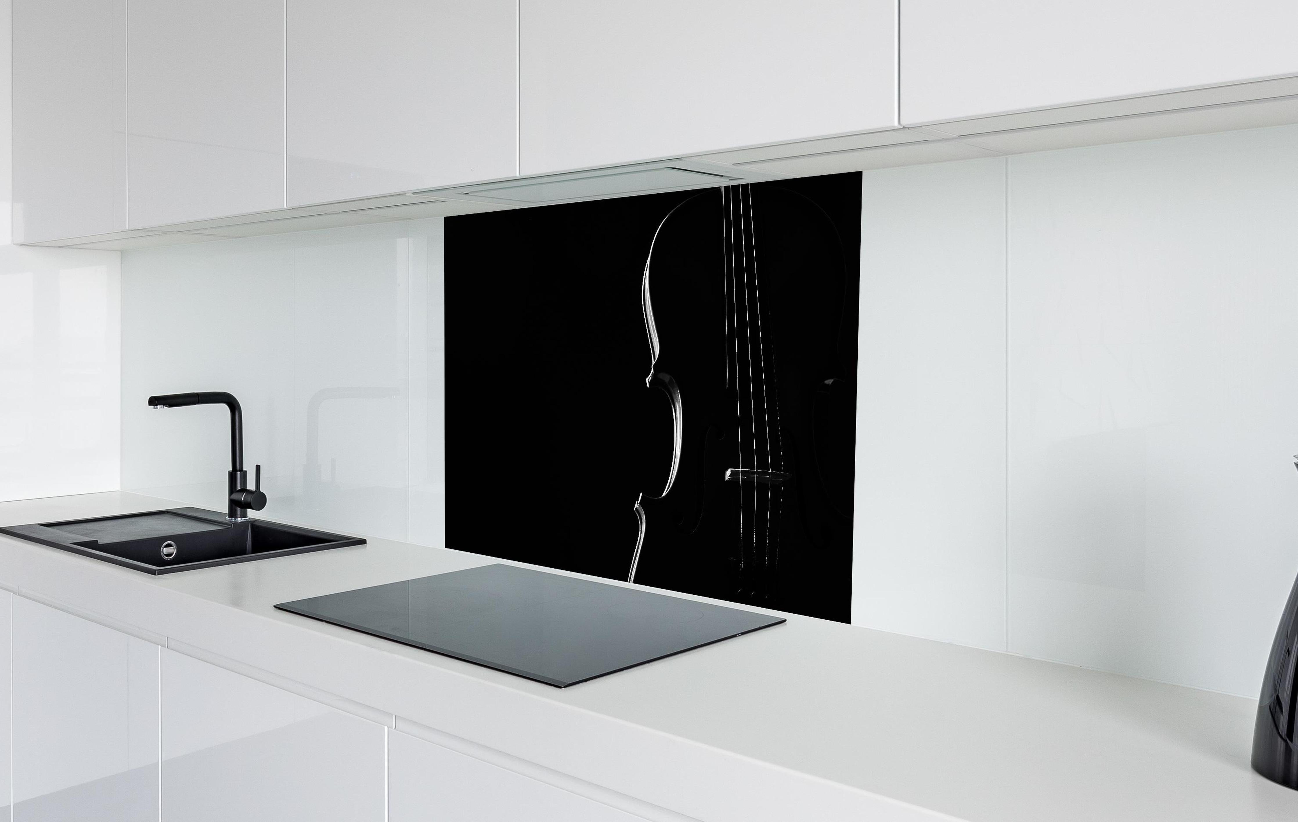 Spritzschutz - Dunkles Bild einer Violine hinter einem Cerankochfeld zwischen Holz-Kochutensilien
