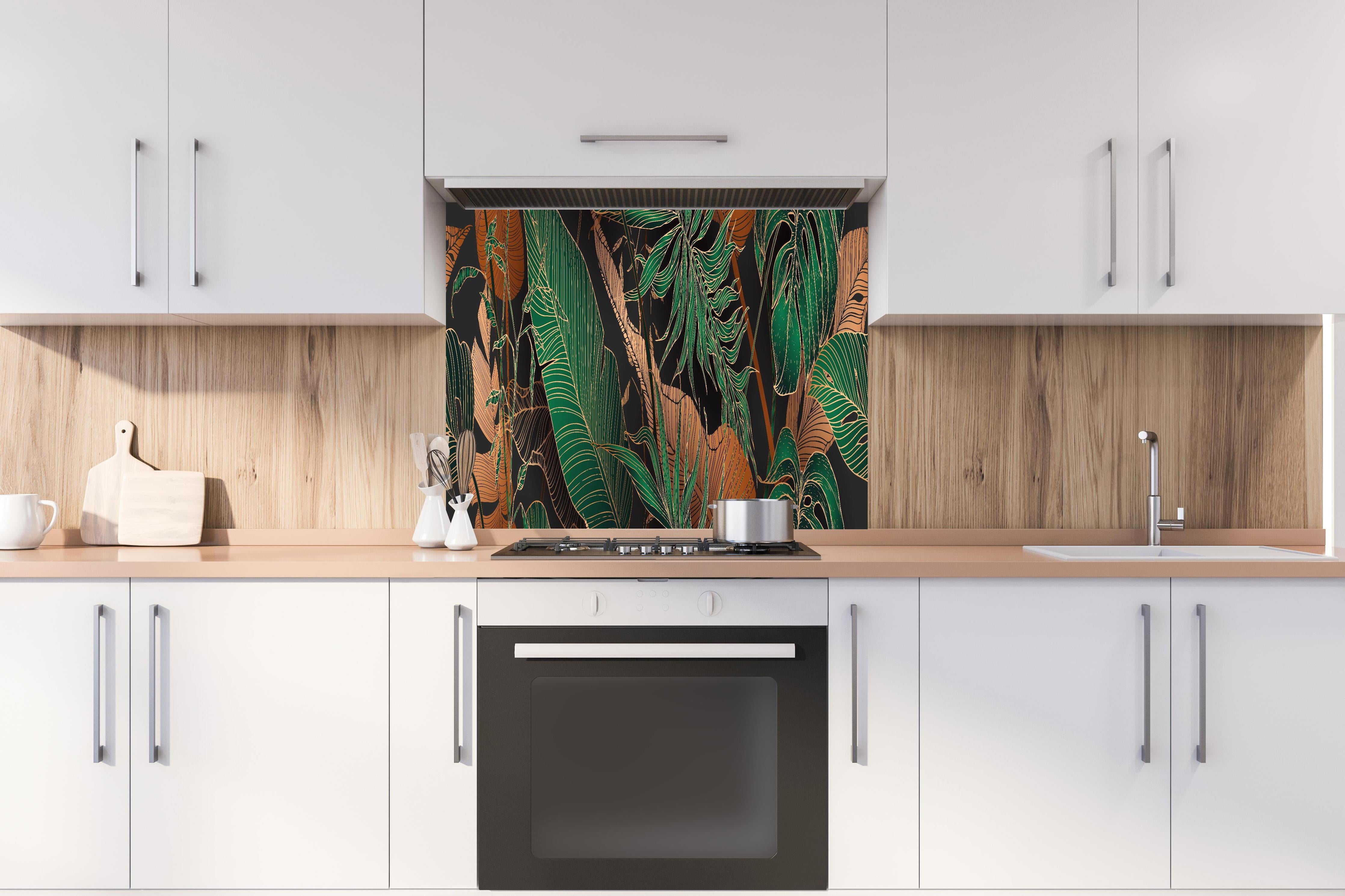 Spritzschutz - Dunkles Tropenblatt-Design Textil-Optik hinter einem Cerankochfeld zwischen Holz-Kochutensilien
