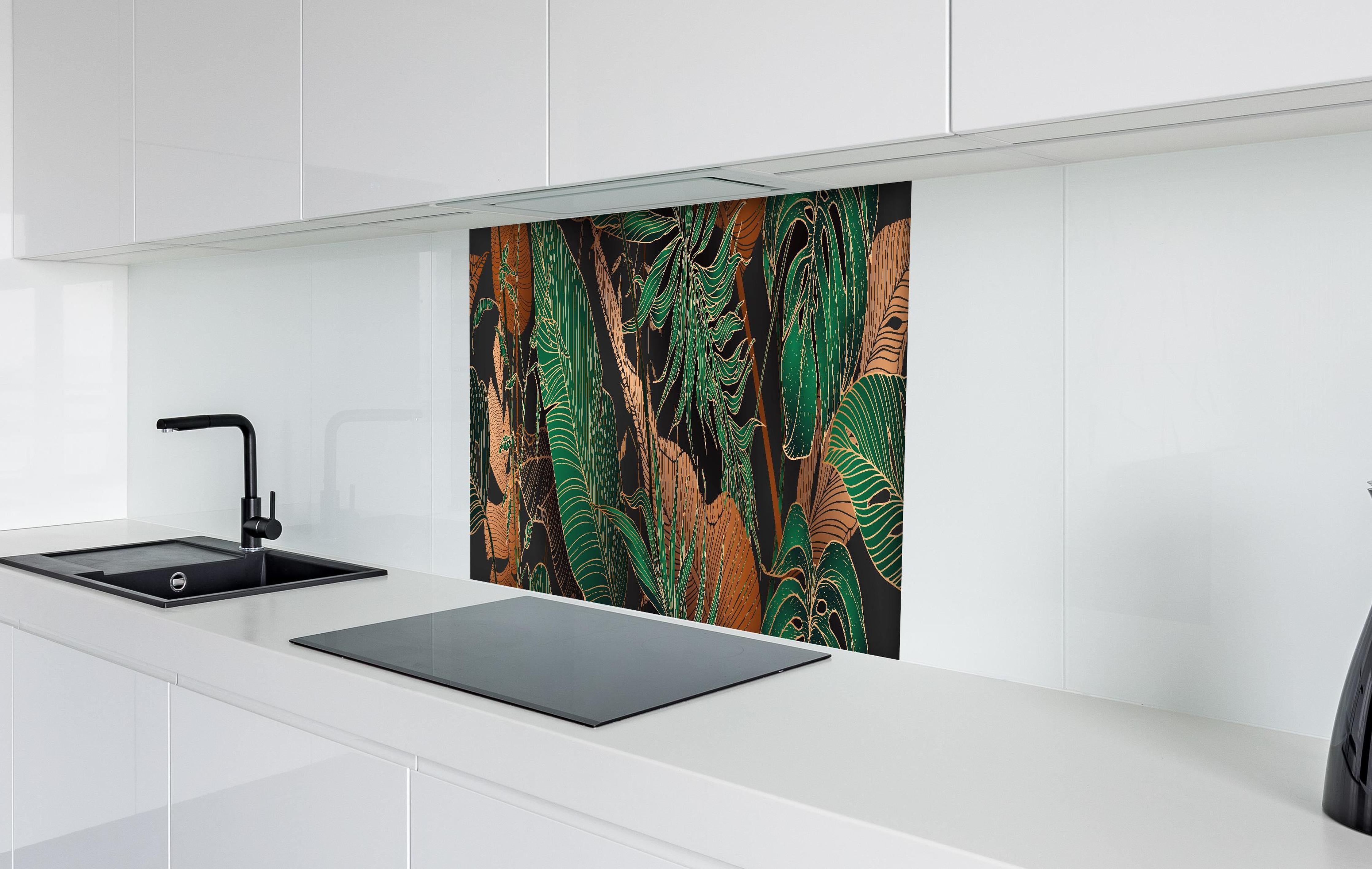 Spritzschutz - Dunkles Tropenblatt-Design Textil-Optik hinter einem Cerankochfeld zwischen Holz-Kochutensilien
