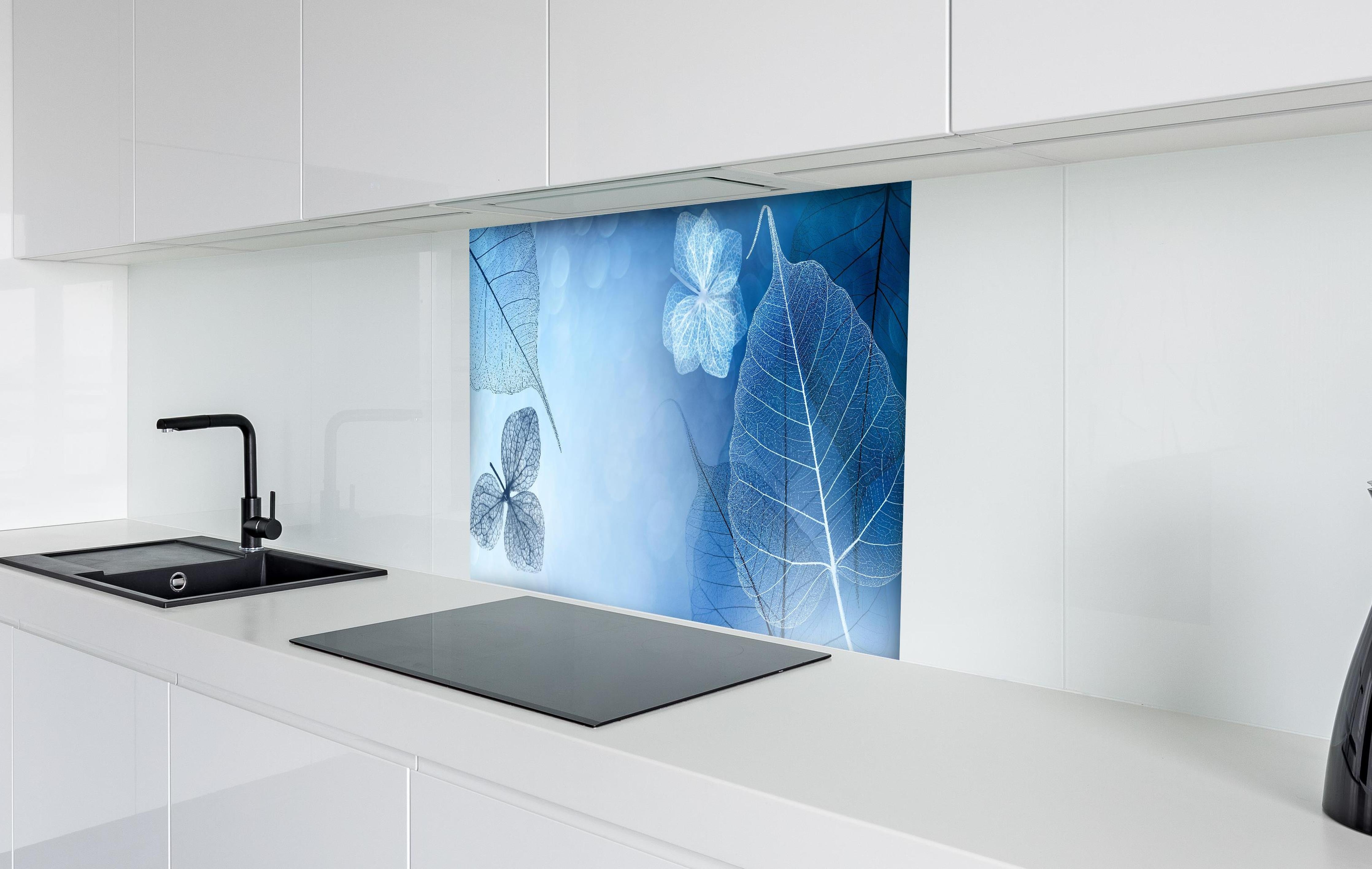 Spritzschutz - Durchscheinende Blattstrukturen in Makroaufnahme hinter einem Cerankochfeld zwischen Holz-Kochutensilien
