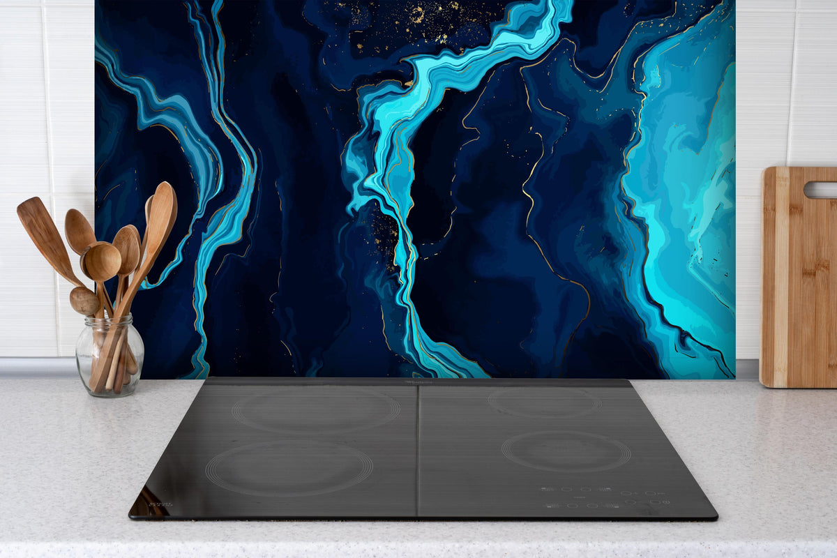Spritzschutz - Dynamische Blau-Türkis Fluid Art Malerei hinter einem Cerankochfeld zwischen Holz-Kochutensilien
