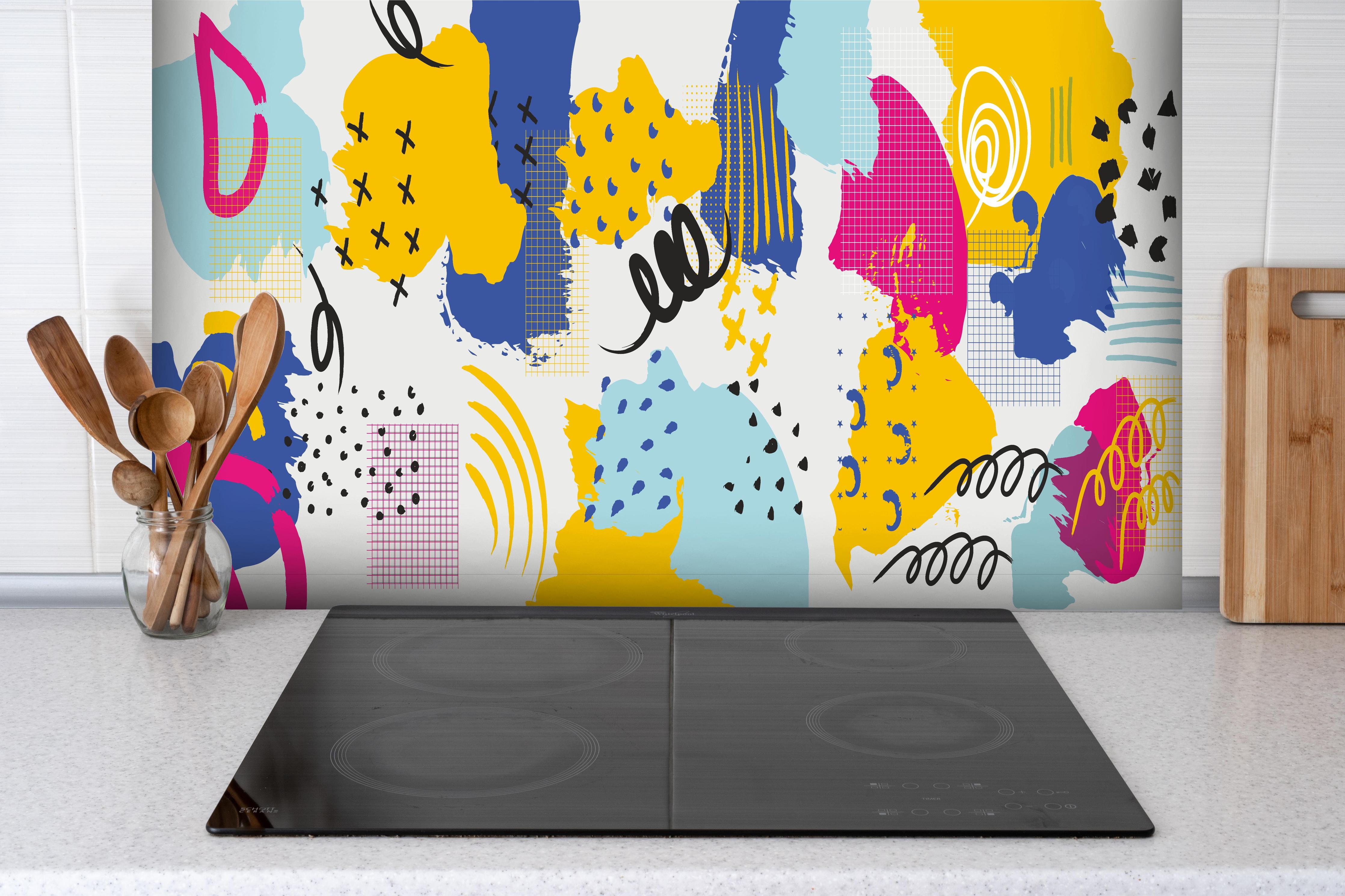 Spritzschutz - Dynamisches Buntes Abstrakt-Muster Kunstwerk hinter einem Cerankochfeld zwischen Holz-Kochutensilien
