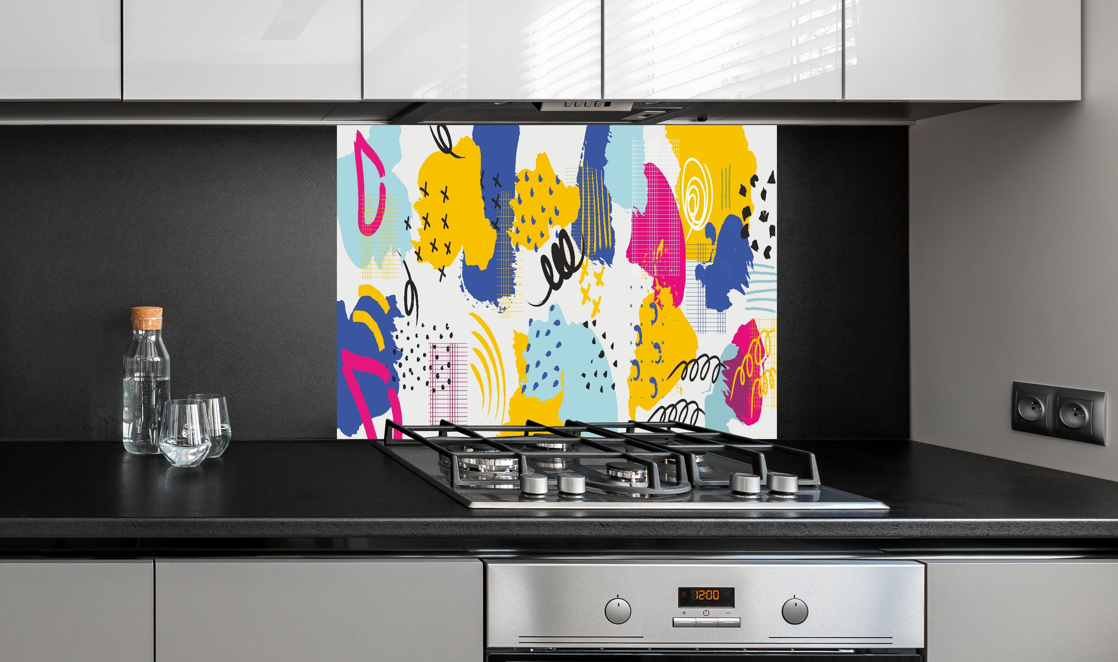 Spritzschutz - Dynamisches Buntes Abstrakt-Muster Kunstwerk hinter einem Cerankochfeld zwischen Holz-Kochutensilien
