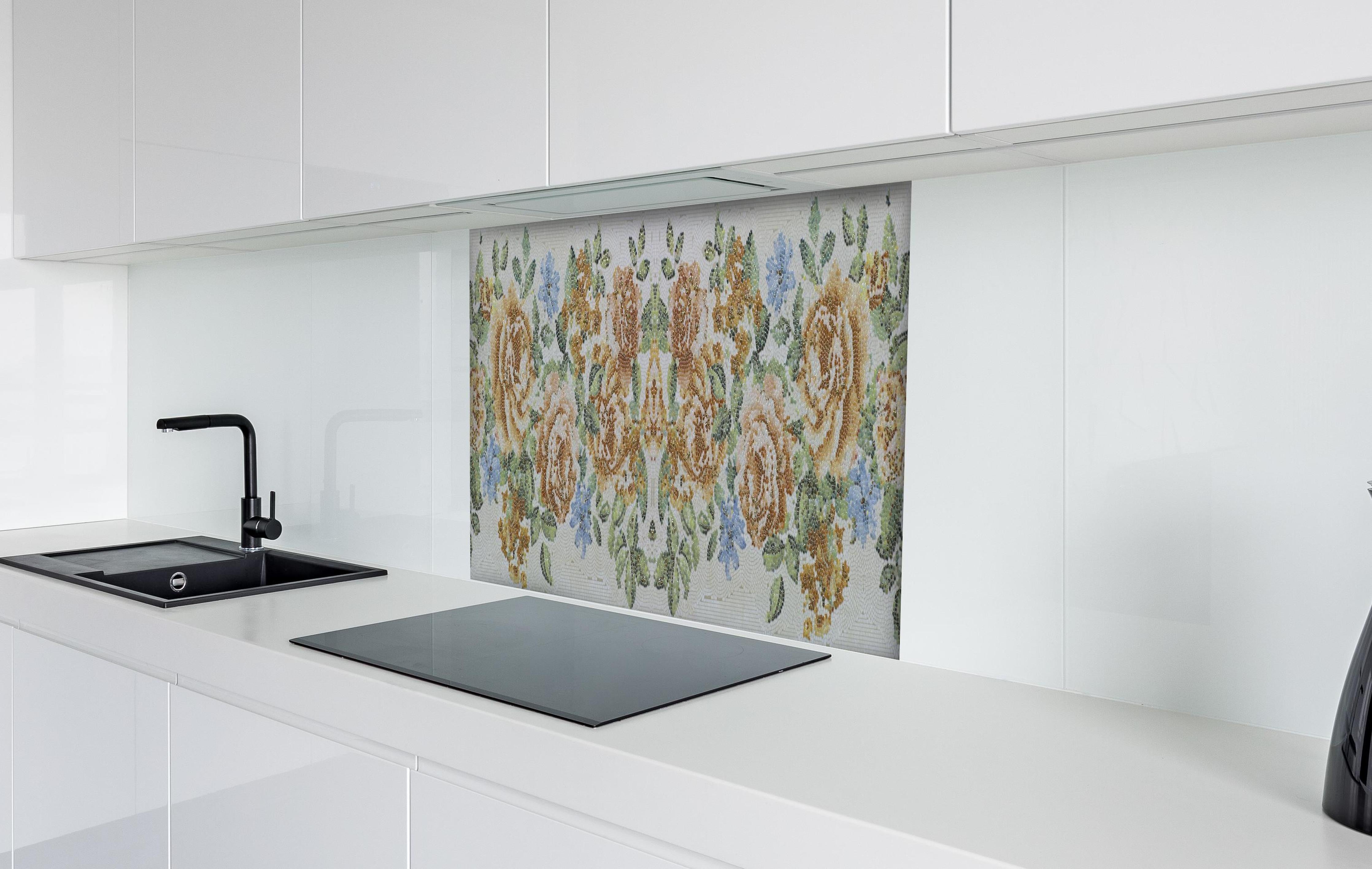 Spritzschutz - Edle Blumen Textur in Pastelltönen Design hinter einem Cerankochfeld zwischen Holz-Kochutensilien
