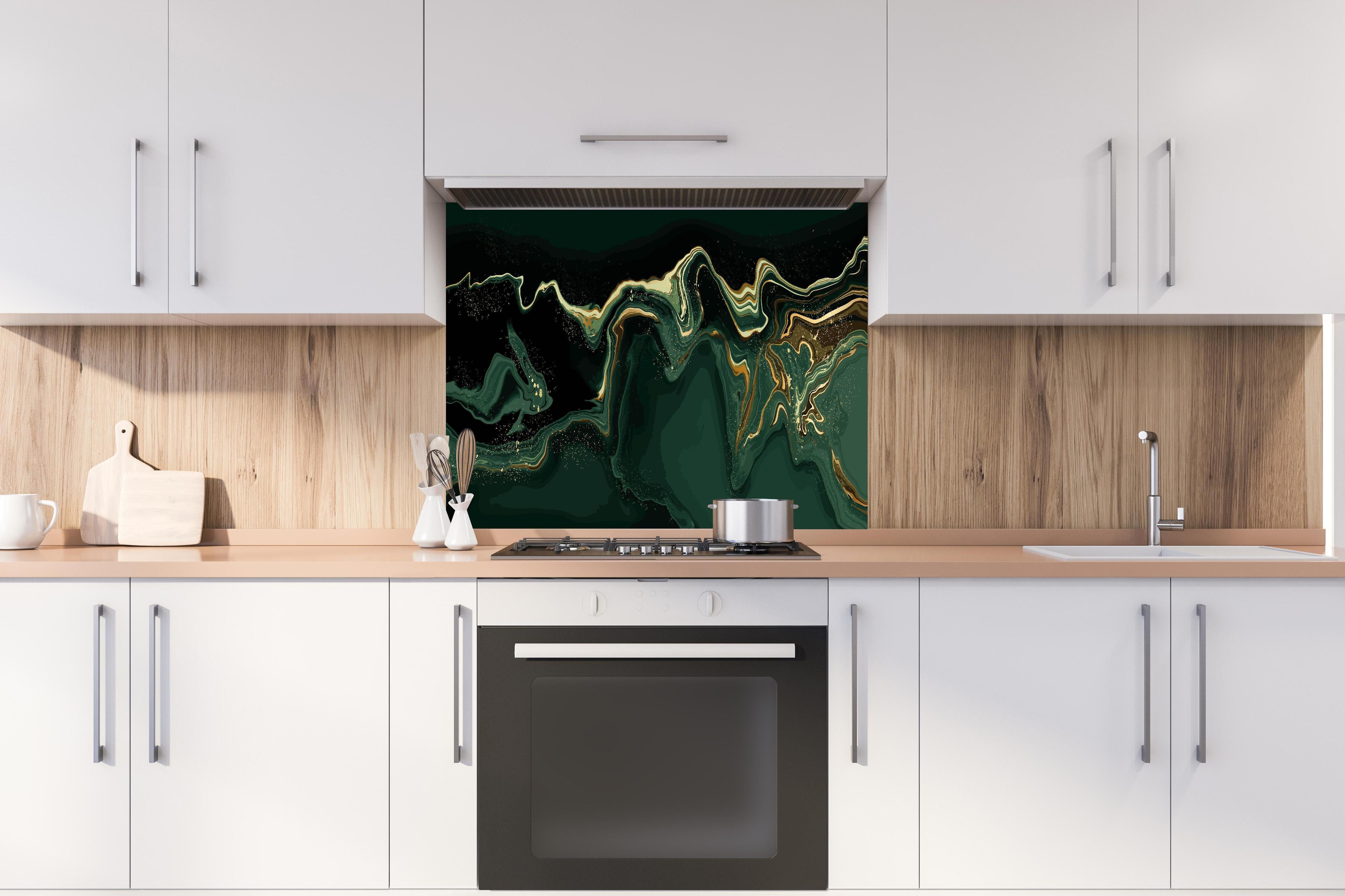 Spritzschutz - Edle Goldgrün-Marmormuster Abstrakte Kunst hinter einem Cerankochfeld zwischen Holz-Kochutensilien
