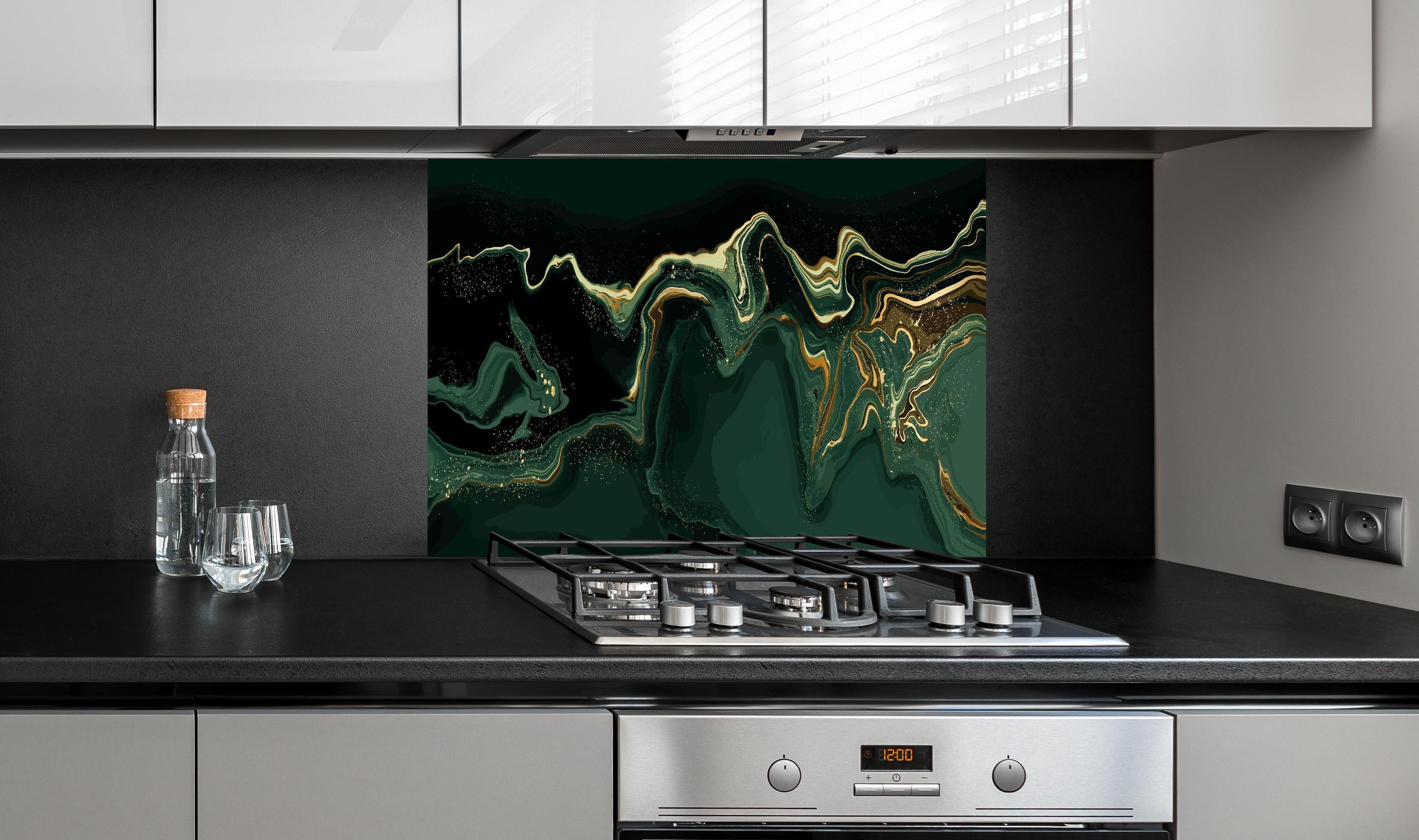 Spritzschutz - Edle Goldgrün-Marmormuster Abstrakte Kunst hinter einem Cerankochfeld zwischen Holz-Kochutensilien
