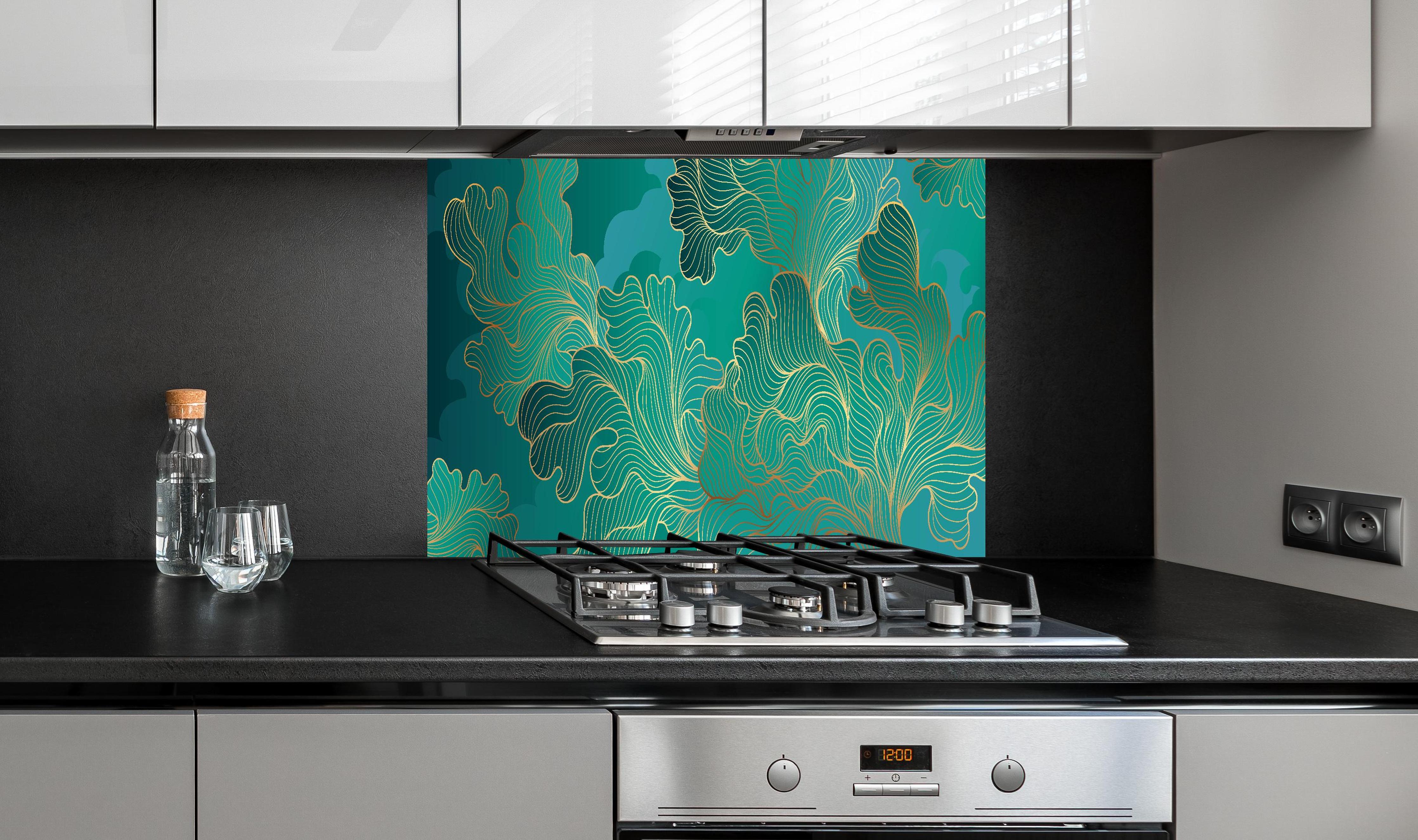 Spritzschutz - Edles Abstraktes Design in Grüntönen mit Gold hinter einem Cerankochfeld zwischen Holz-Kochutensilien

