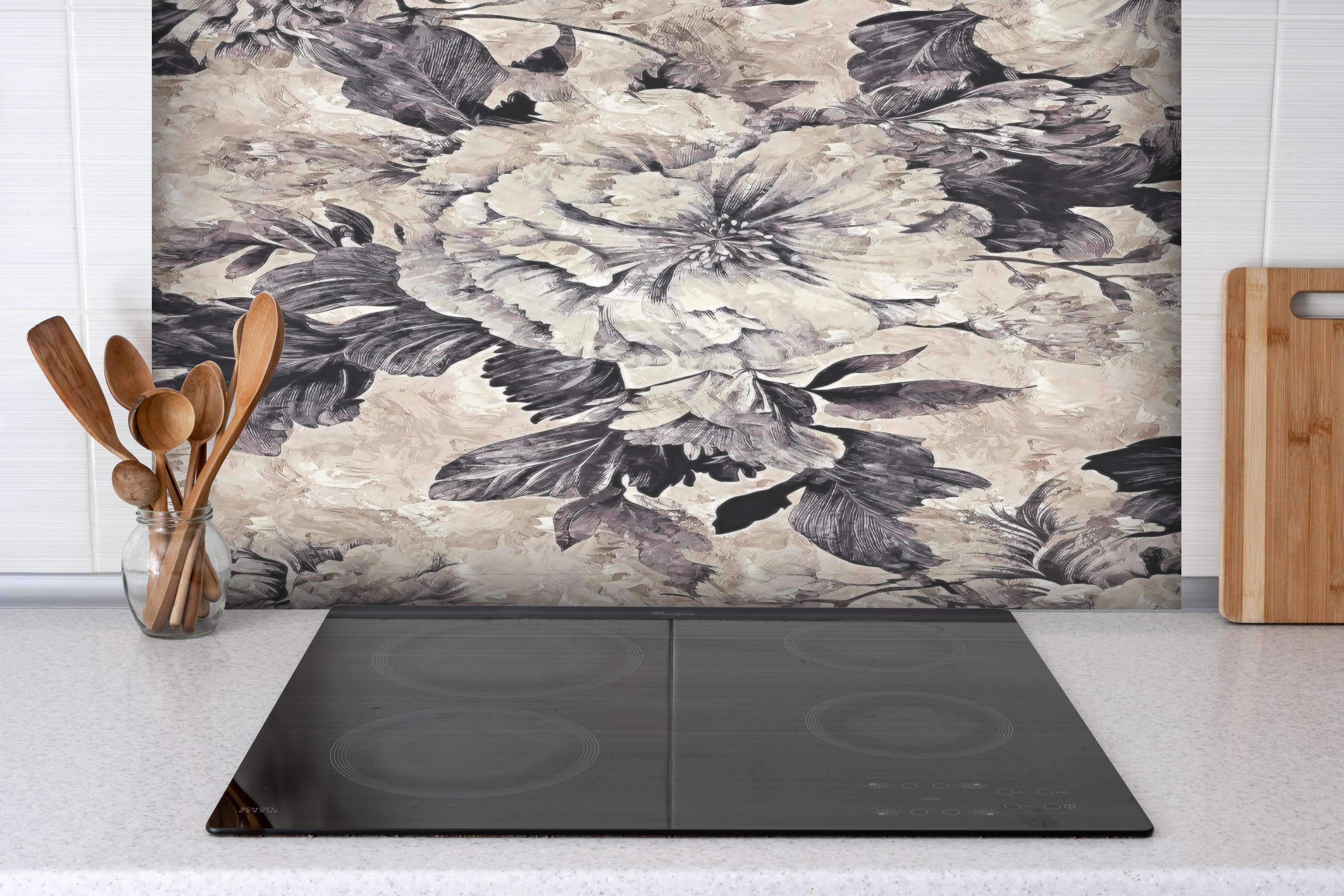 Spritzschutz - Edles Beige Floral Gemustertes Kunstposter hinter einem Cerankochfeld zwischen Holz-Kochutensilien
