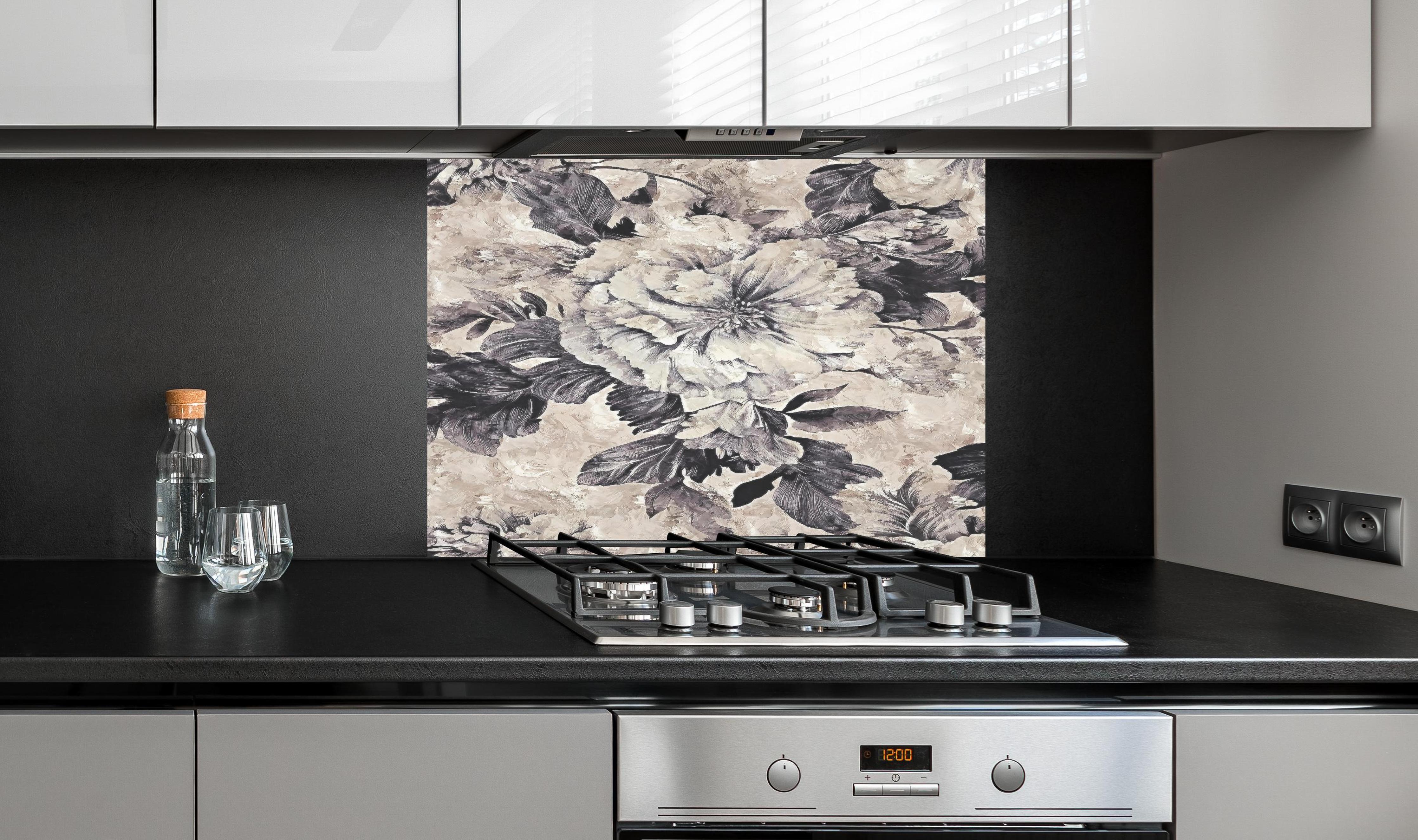 Spritzschutz - Edles Beige Floral Gemustertes Kunstposter hinter einem Cerankochfeld zwischen Holz-Kochutensilien
