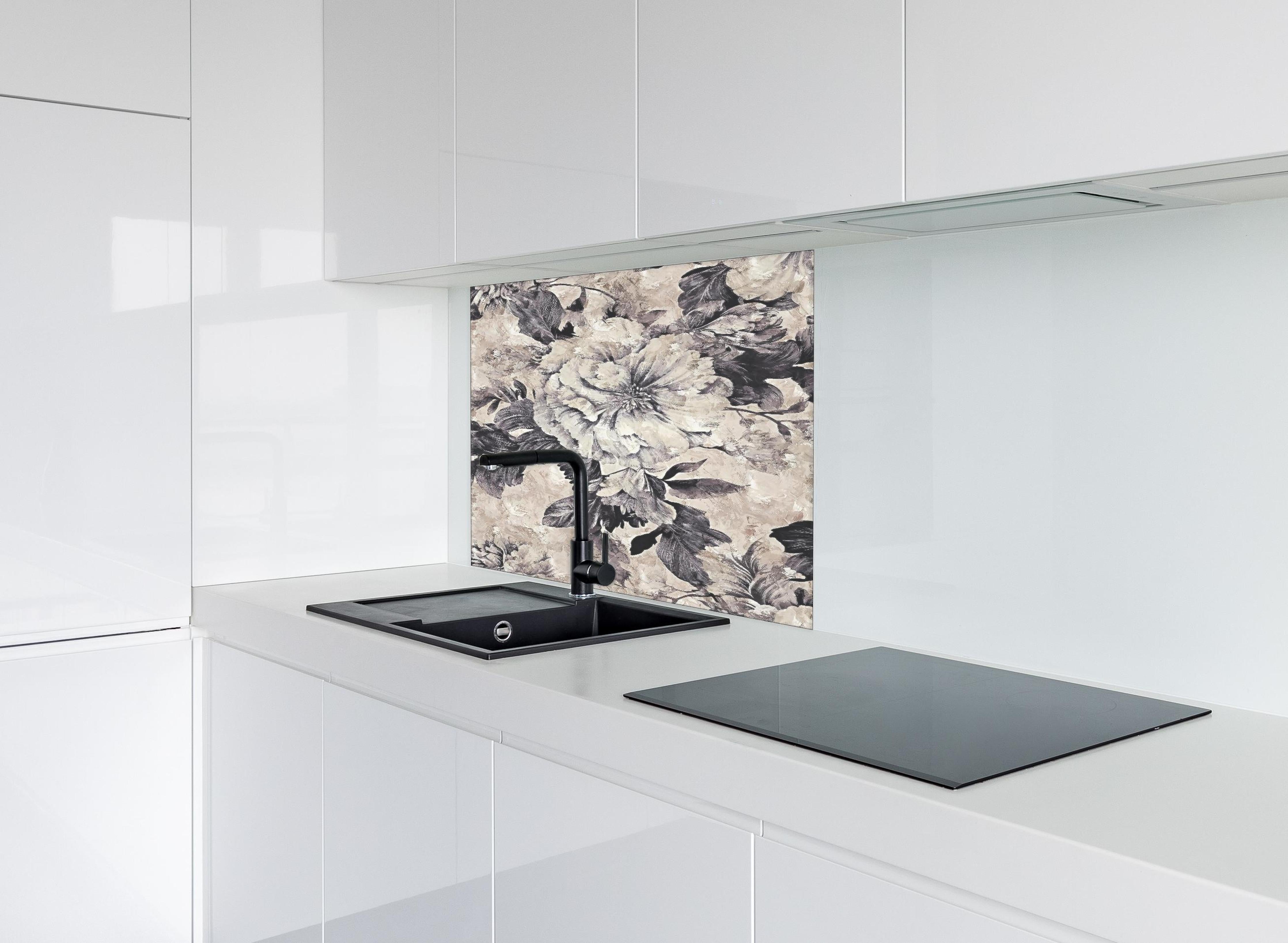 Spritzschutz - Edles Beige Floral Gemustertes Kunstposter hinter einem Cerankochfeld zwischen Holz-Kochutensilien
