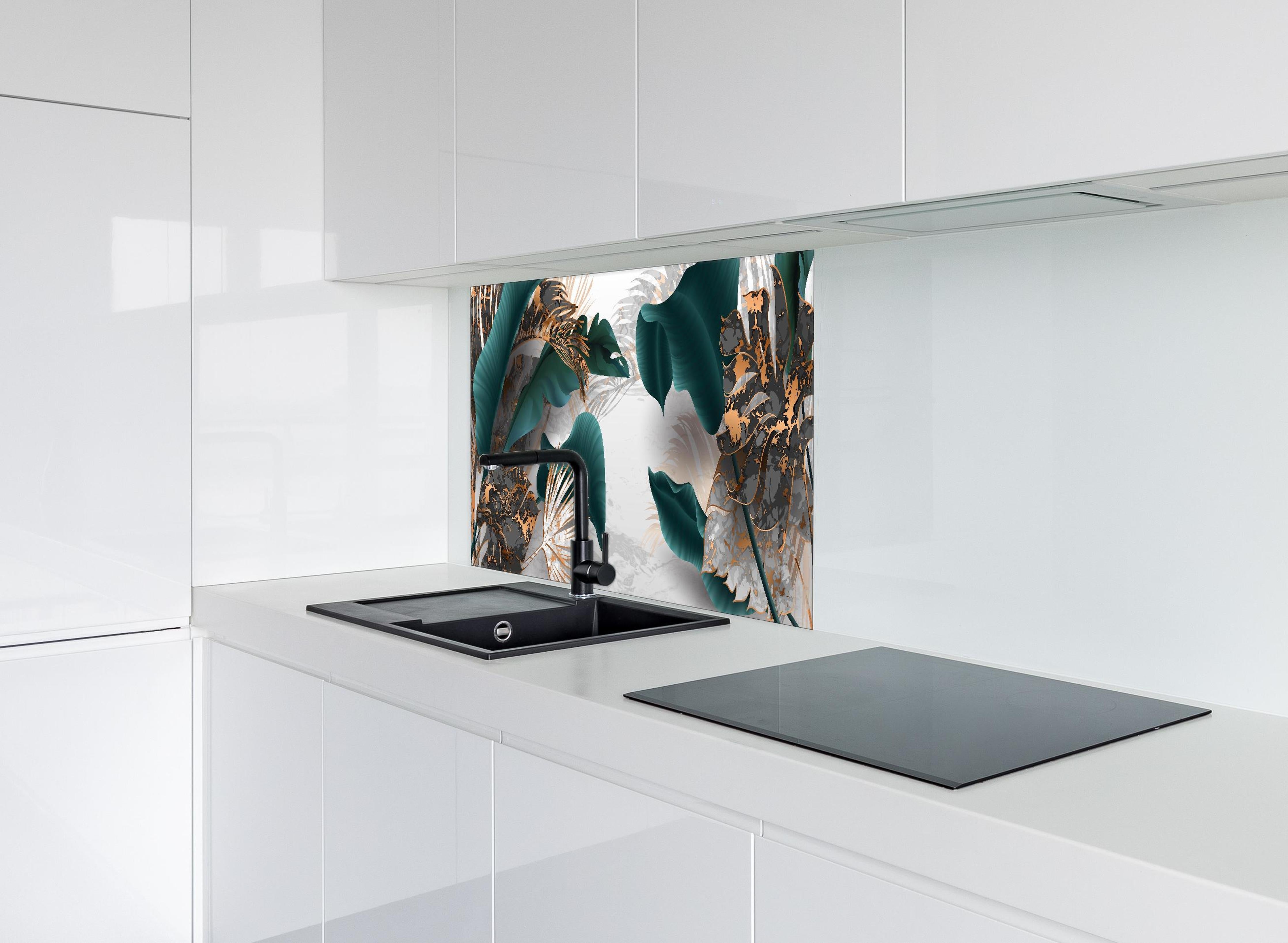 Spritzschutz - Edles Blattwerk in Grün mit Goldakzenten hinter einem Cerankochfeld zwischen Holz-Kochutensilien
