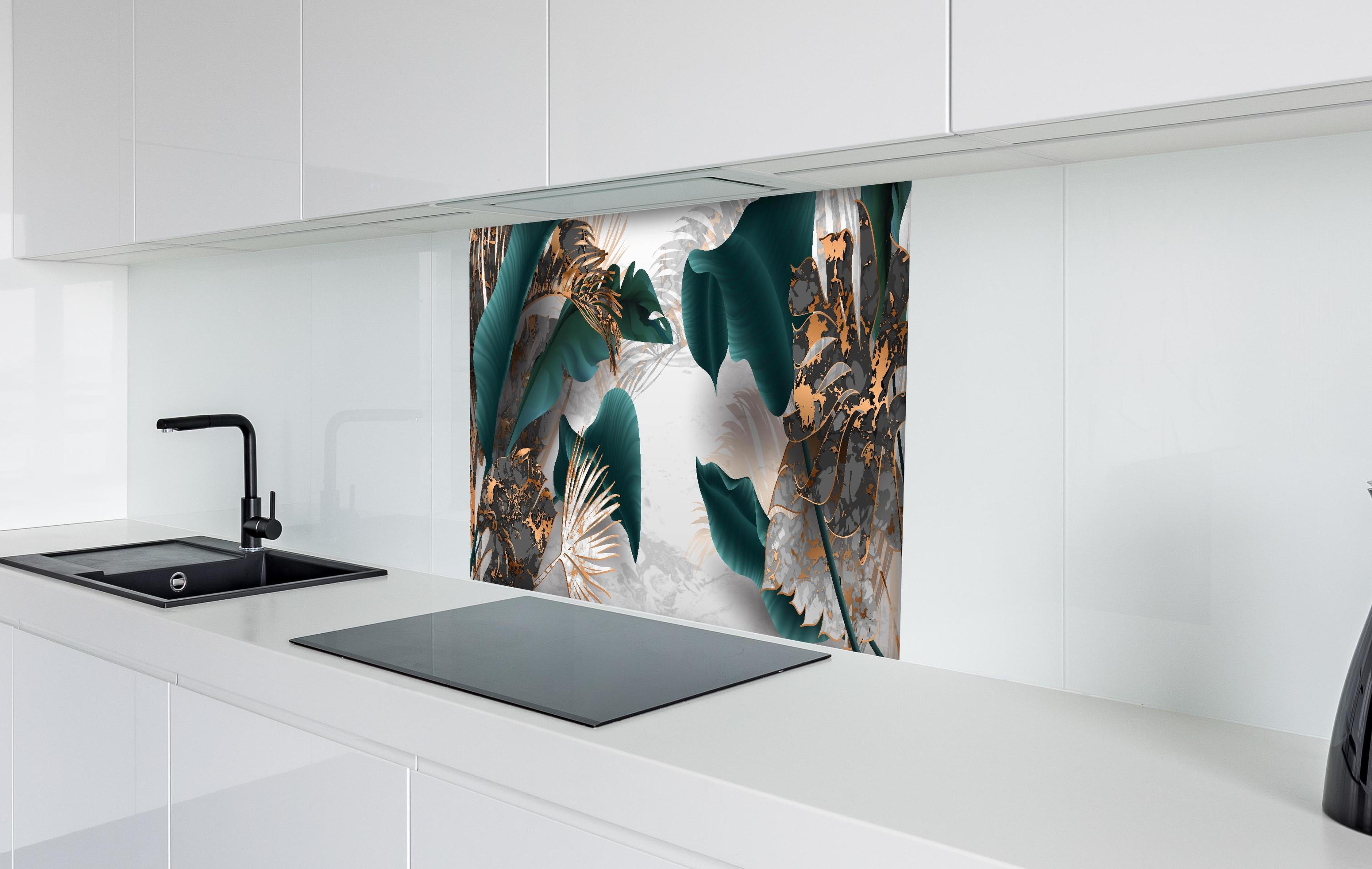 Spritzschutz - Edles Blattwerk in Grün mit Goldakzenten hinter einem Cerankochfeld zwischen Holz-Kochutensilien

