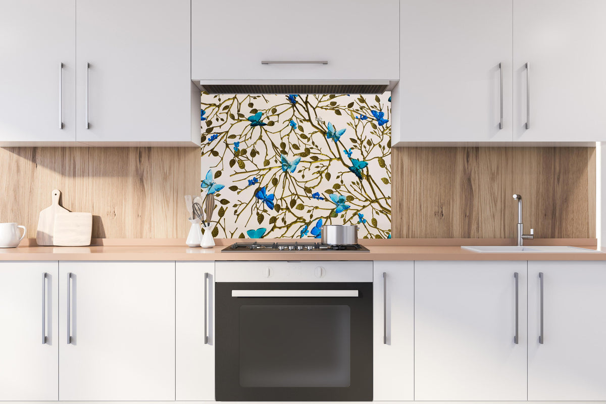 Spritzschutz - Edles Blüten-Design in Blau und Gold hinter einem Cerankochfeld zwischen Holz-Kochutensilien
