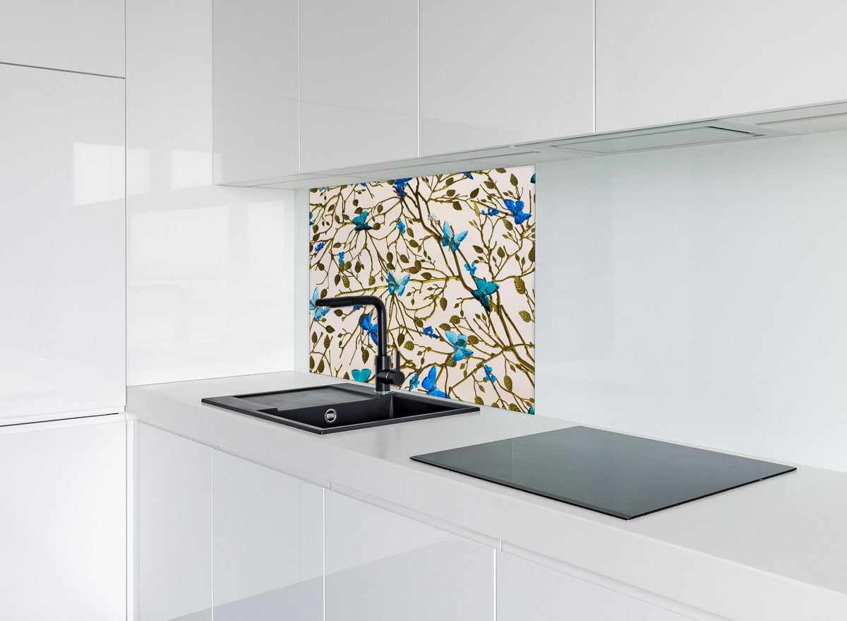 Spritzschutz - Edles Blüten-Design in Blau und Gold hinter einem Cerankochfeld zwischen Holz-Kochutensilien
