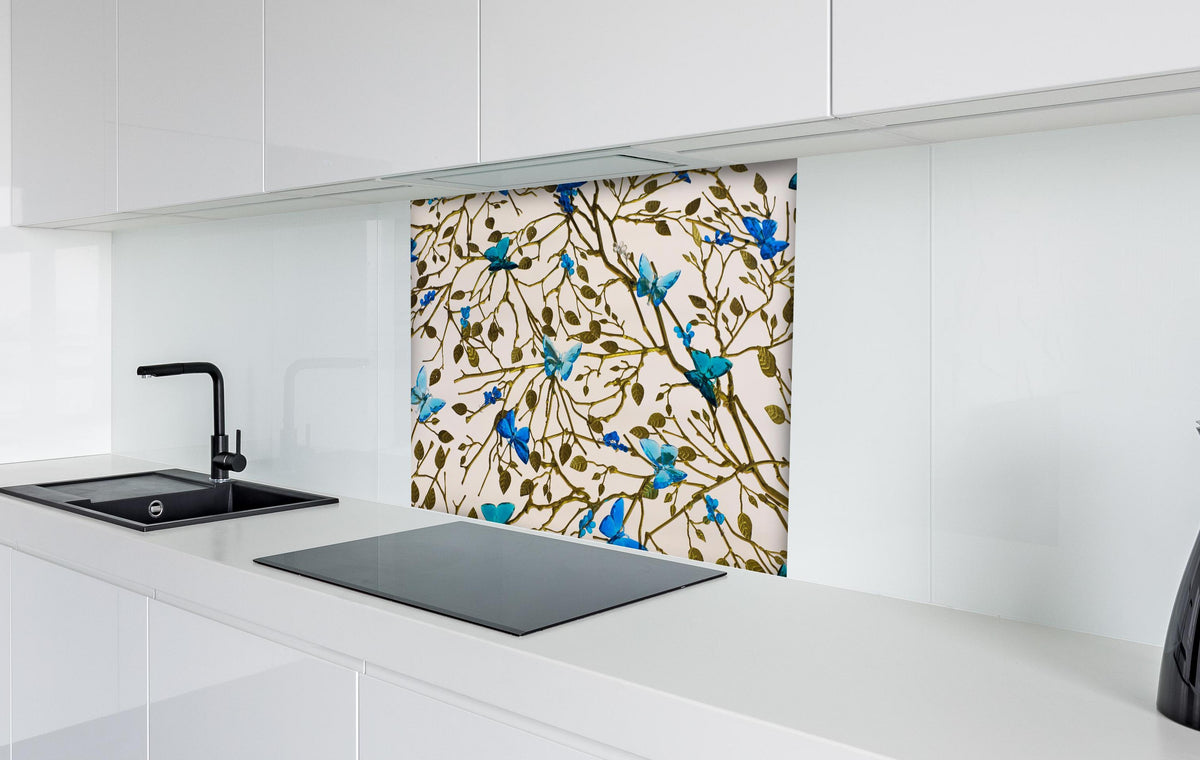Spritzschutz - Edles Blüten-Design in Blau und Gold hinter einem Cerankochfeld zwischen Holz-Kochutensilien
