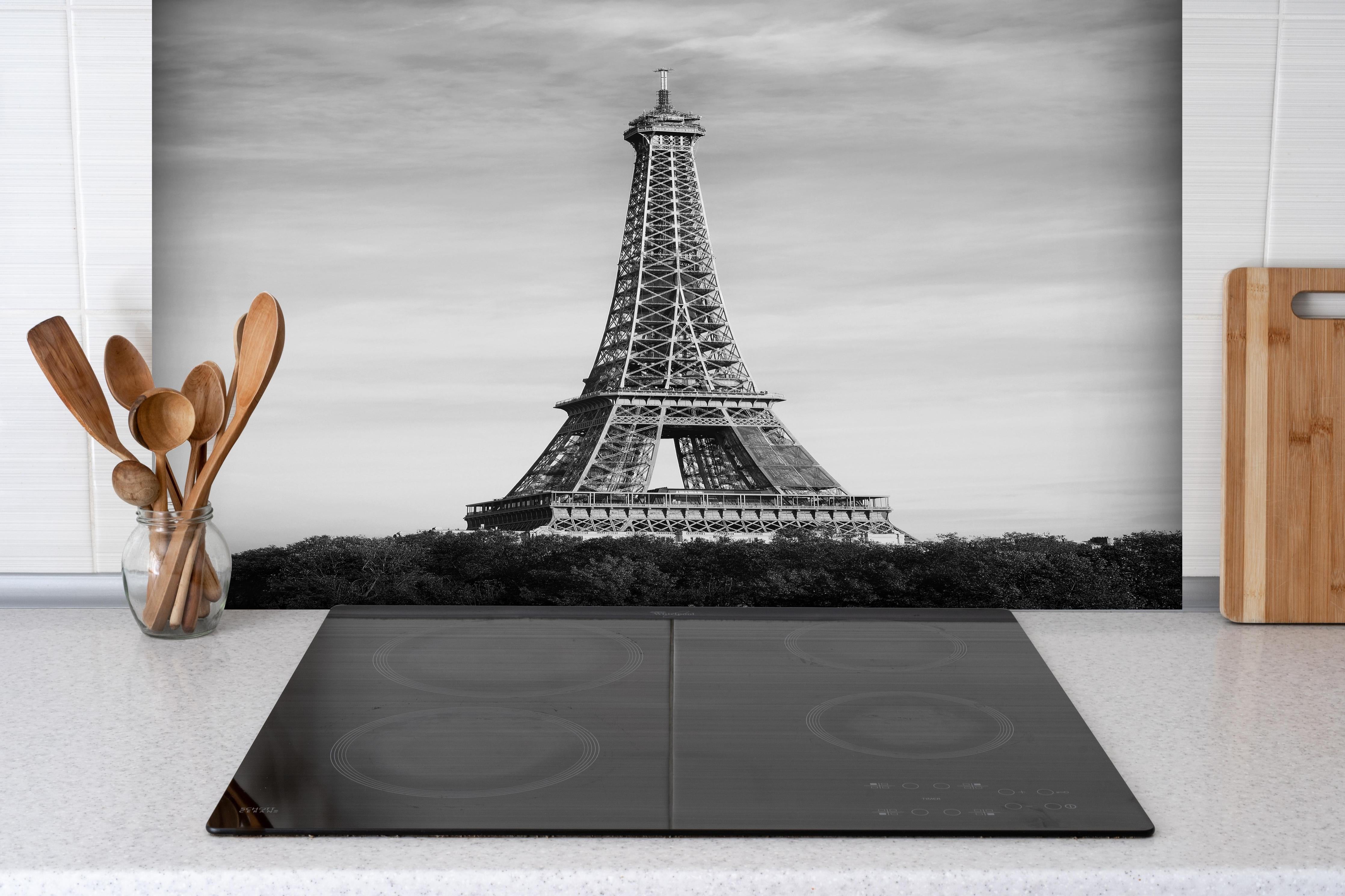 Spritzschutz - Eiffel Turm - Paris, Frankreich hinter einem Cerankochfeld zwischen Holz-Kochutensilien
