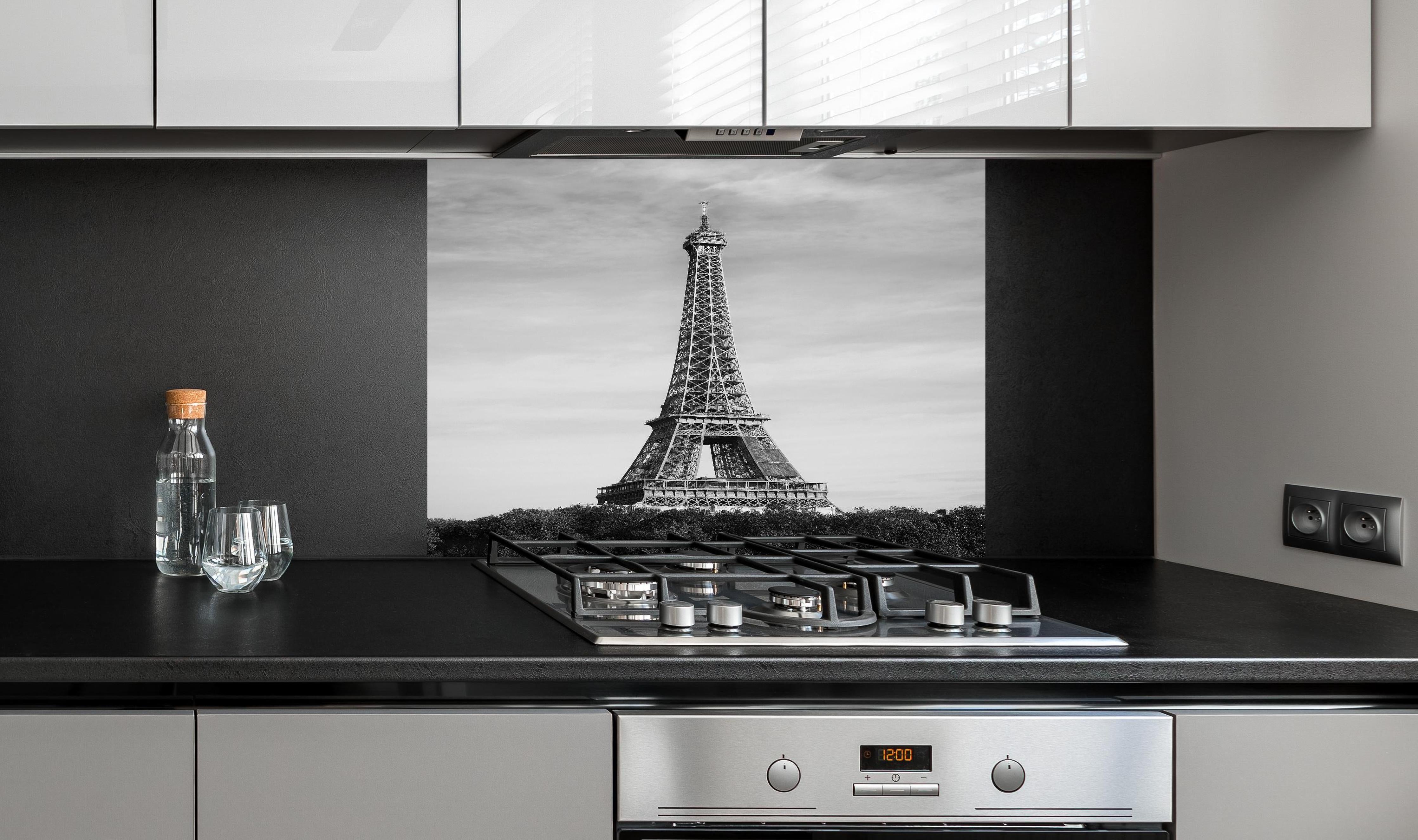 Spritzschutz - Eiffel Turm - Paris, Frankreich hinter einem Cerankochfeld zwischen Holz-Kochutensilien
