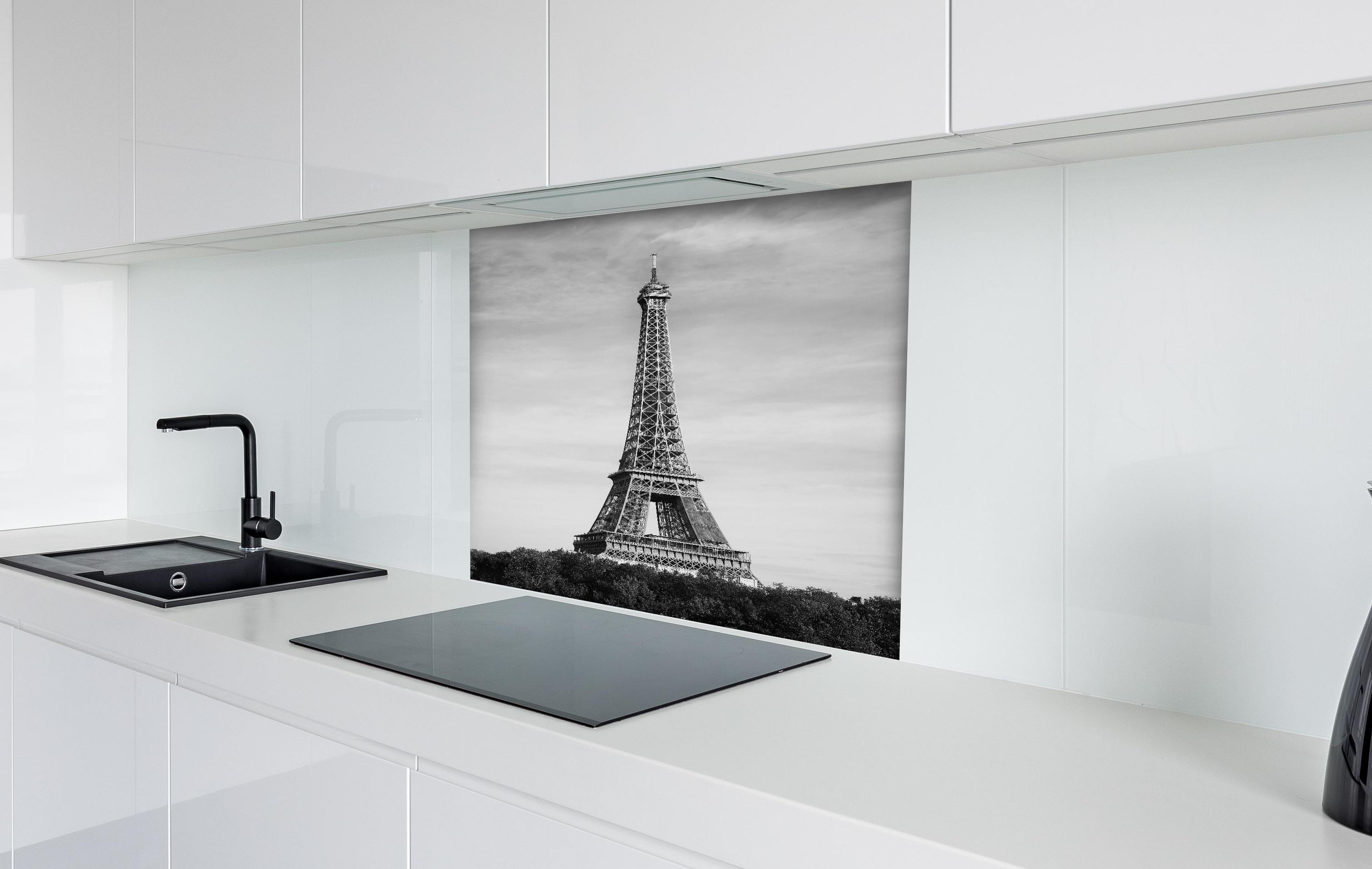 Spritzschutz - Eiffel Turm - Paris, Frankreich hinter einem Cerankochfeld zwischen Holz-Kochutensilien
