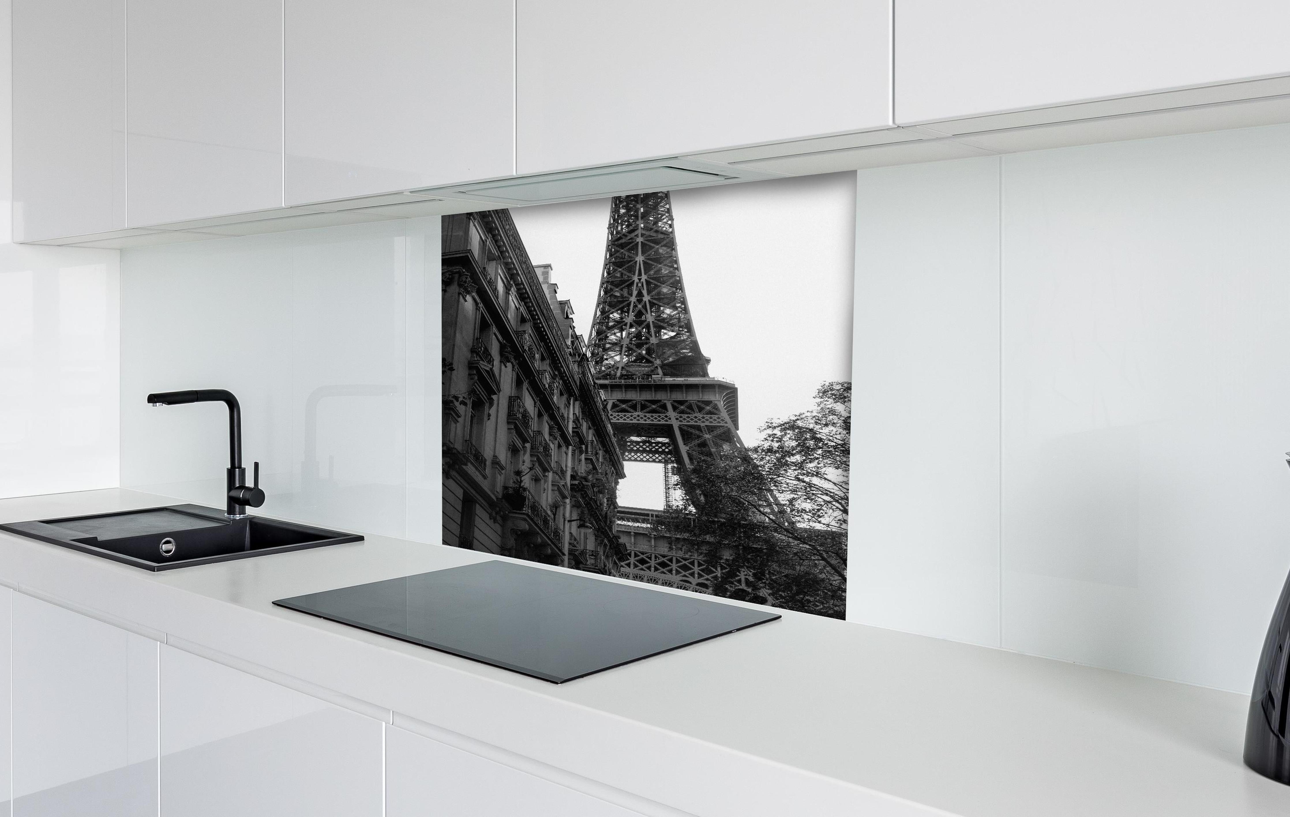 Spritzschutz - Eiffelturm - Paris, Frankreich hinter einem Cerankochfeld zwischen Holz-Kochutensilien
