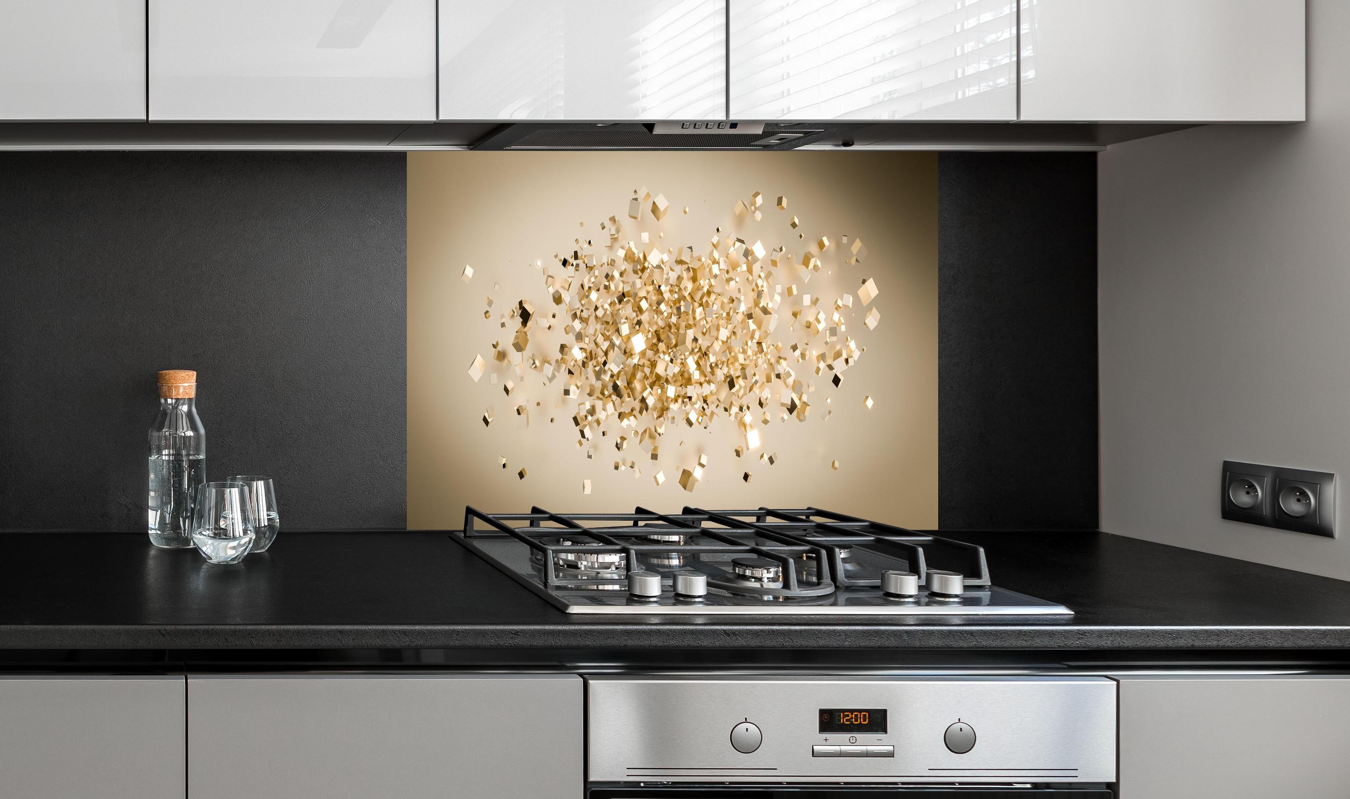 Spritzschutz - Eindrucksvolle 3D Goldwürfel Struktur hinter einem Cerankochfeld zwischen Holz-Kochutensilien
