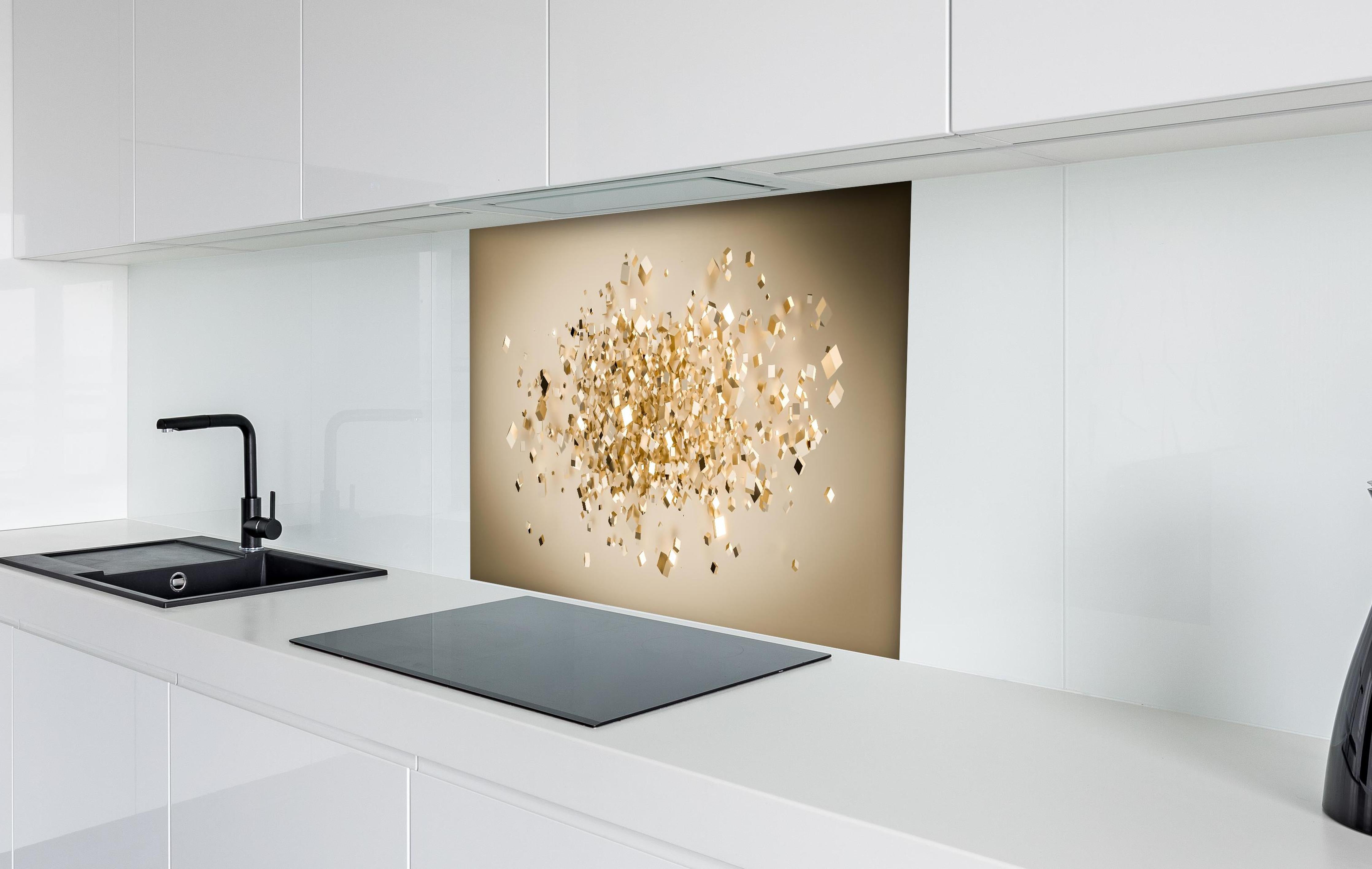 Spritzschutz - Eindrucksvolle 3D Goldwürfel Struktur hinter einem Cerankochfeld zwischen Holz-Kochutensilien
