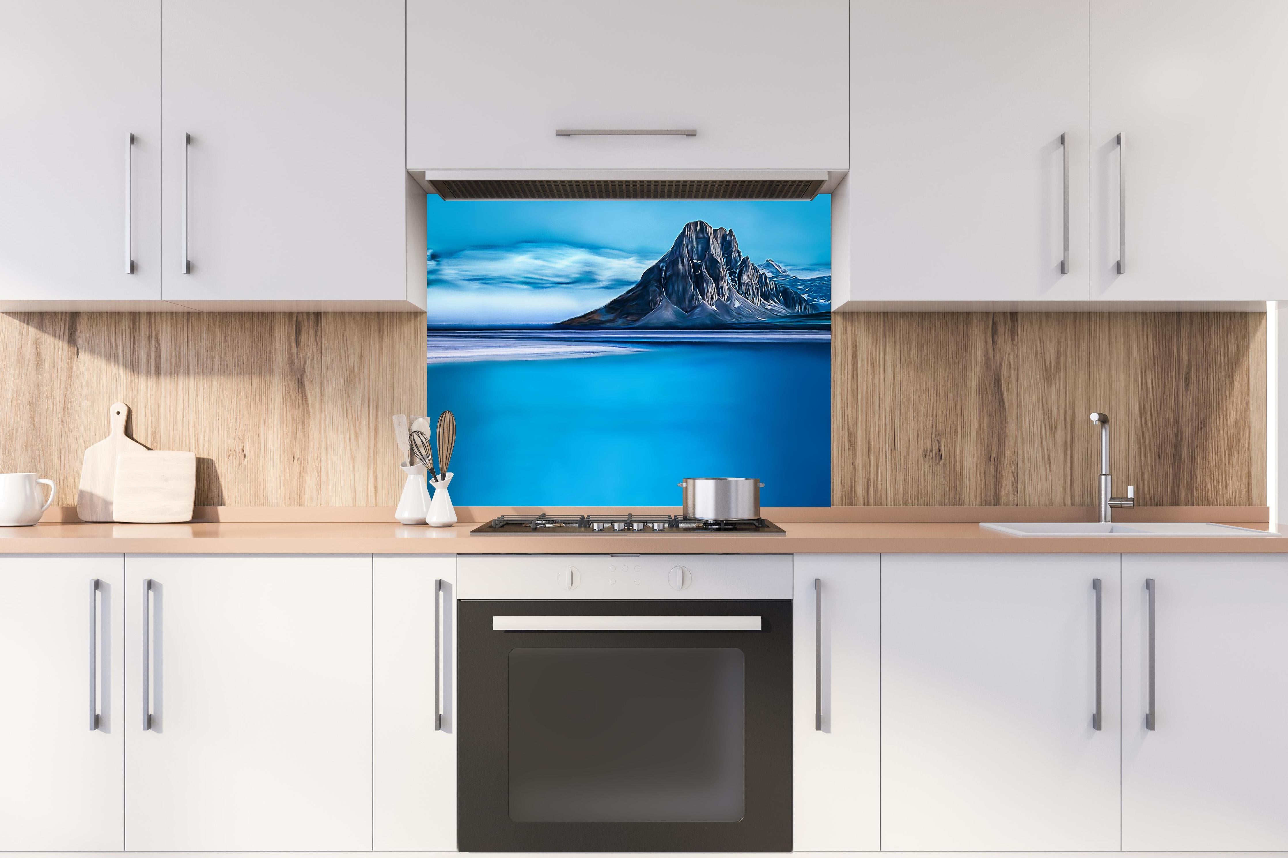 Spritzschutz - Eisberg und Spiegelglanz in Blautönen hinter einem Cerankochfeld zwischen Holz-Kochutensilien
