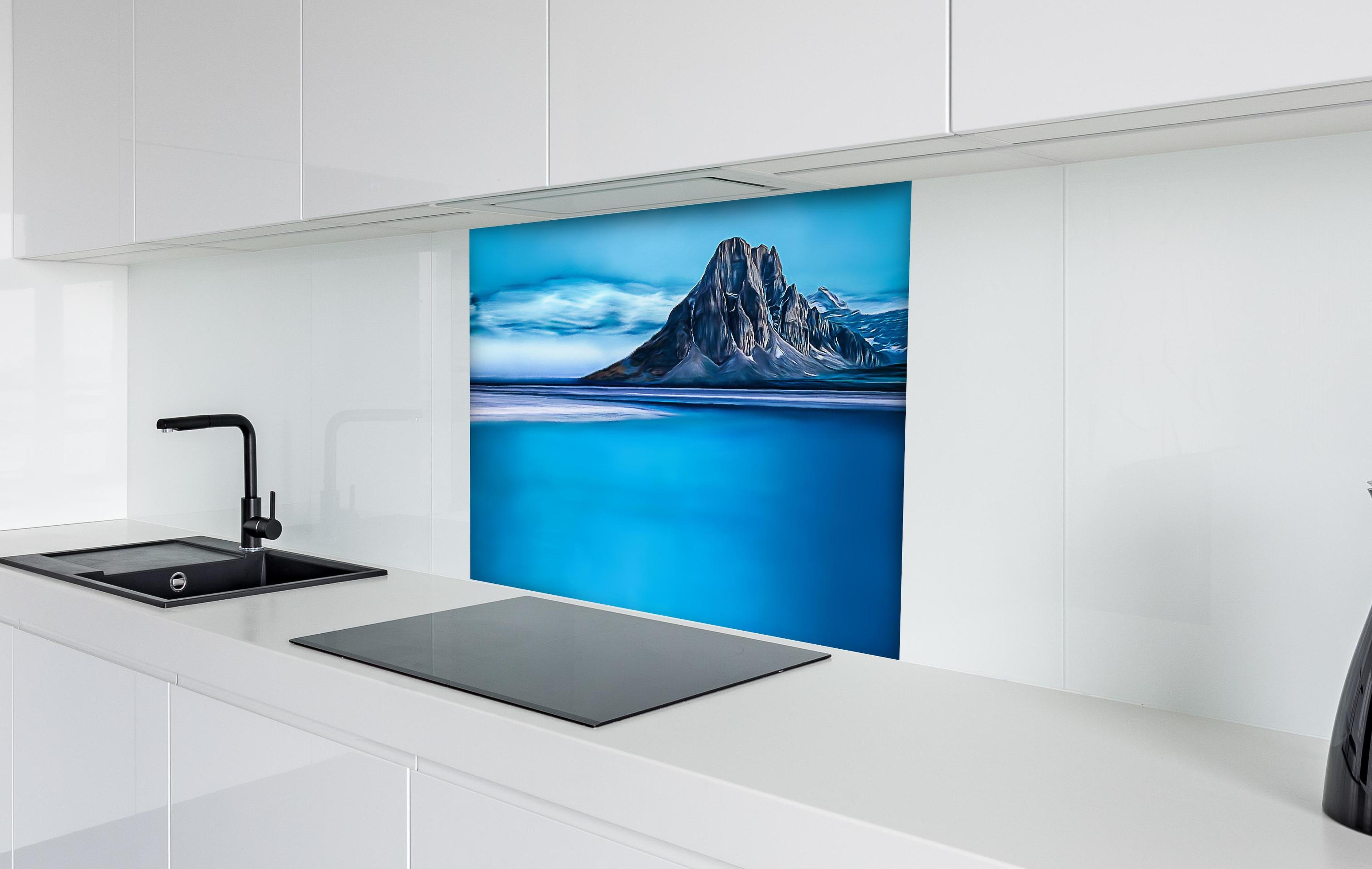 Spritzschutz - Eisberg und Spiegelglanz in Blautönen hinter einem Cerankochfeld zwischen Holz-Kochutensilien
