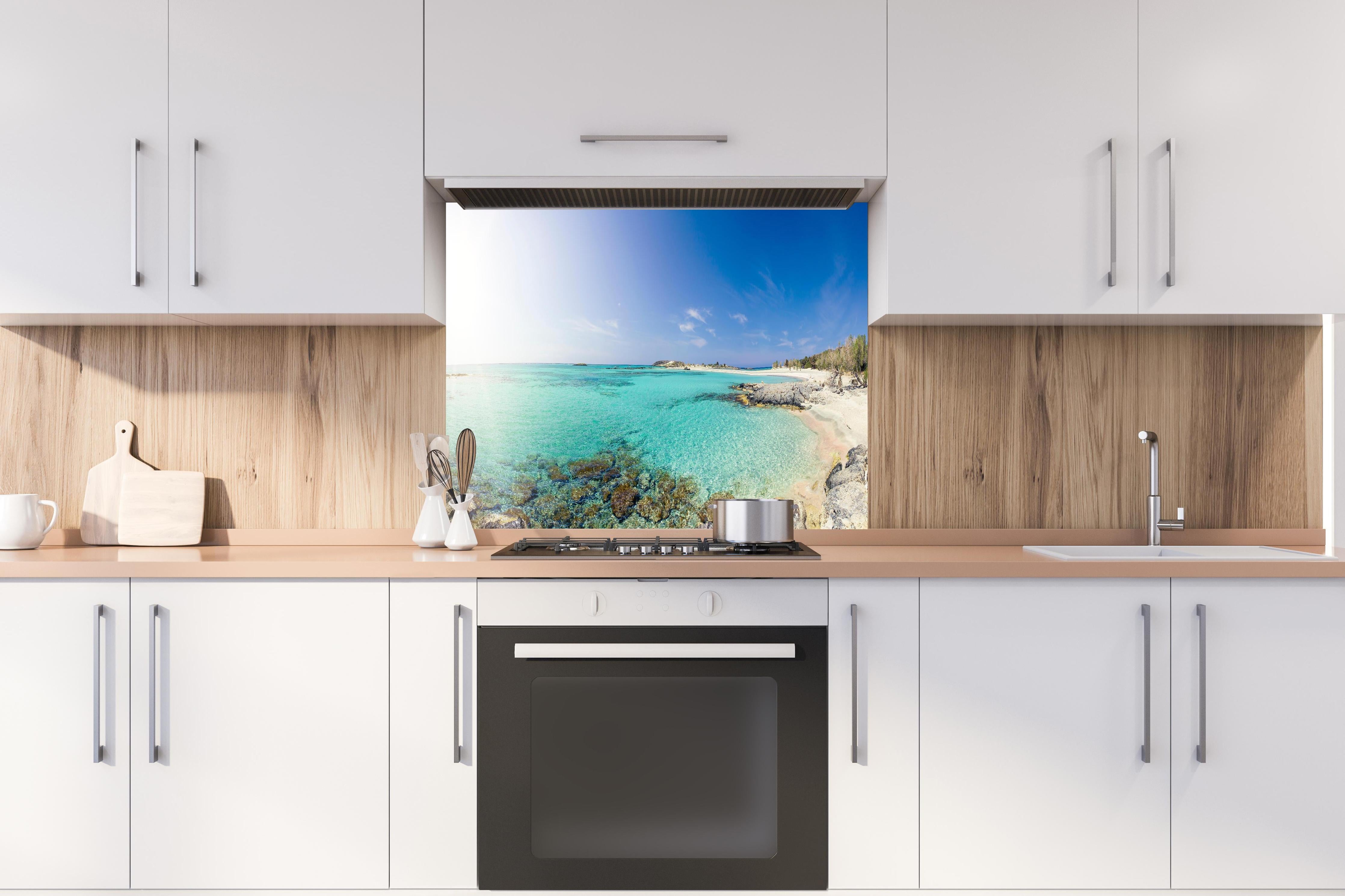 Spritzschutz - Elafonisi Strand Blaues Meer Panorama hinter einem Cerankochfeld zwischen Holz-Kochutensilien
