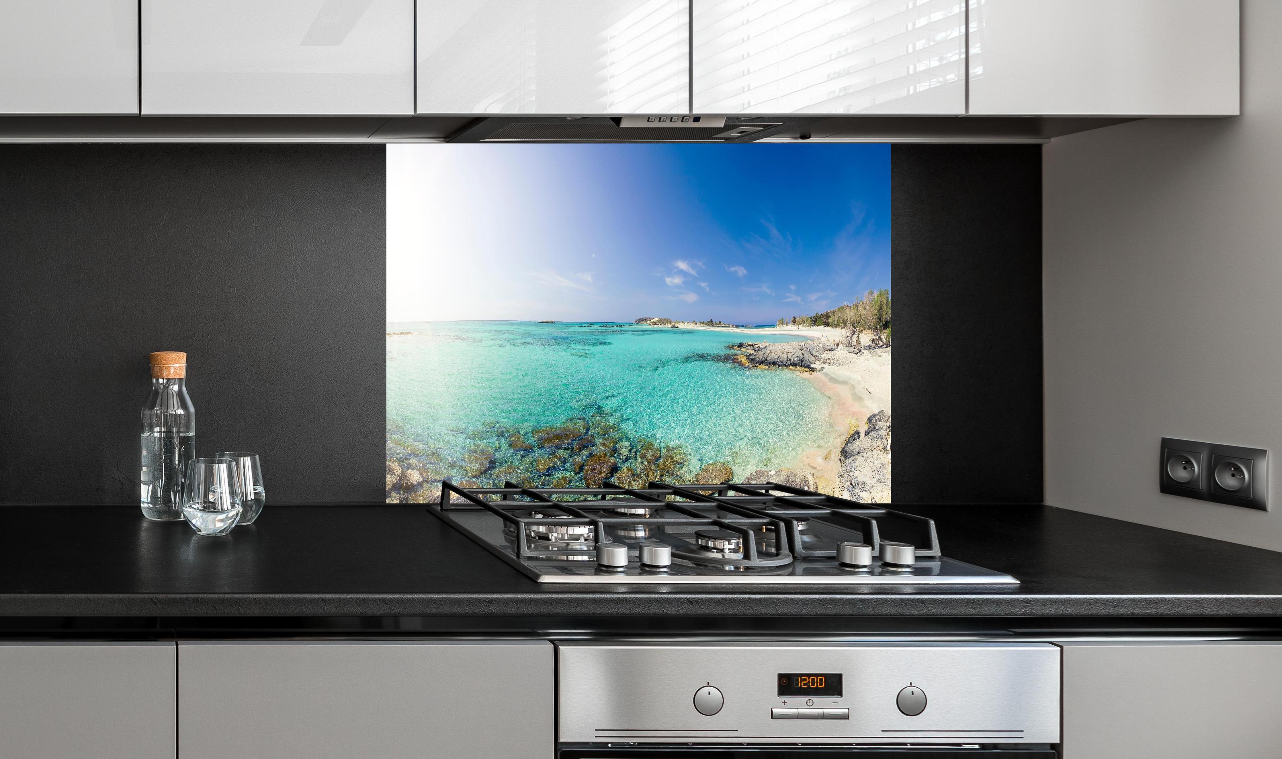 Spritzschutz - Elafonisi Strand Blaues Meer Panorama hinter einem Cerankochfeld zwischen Holz-Kochutensilien
