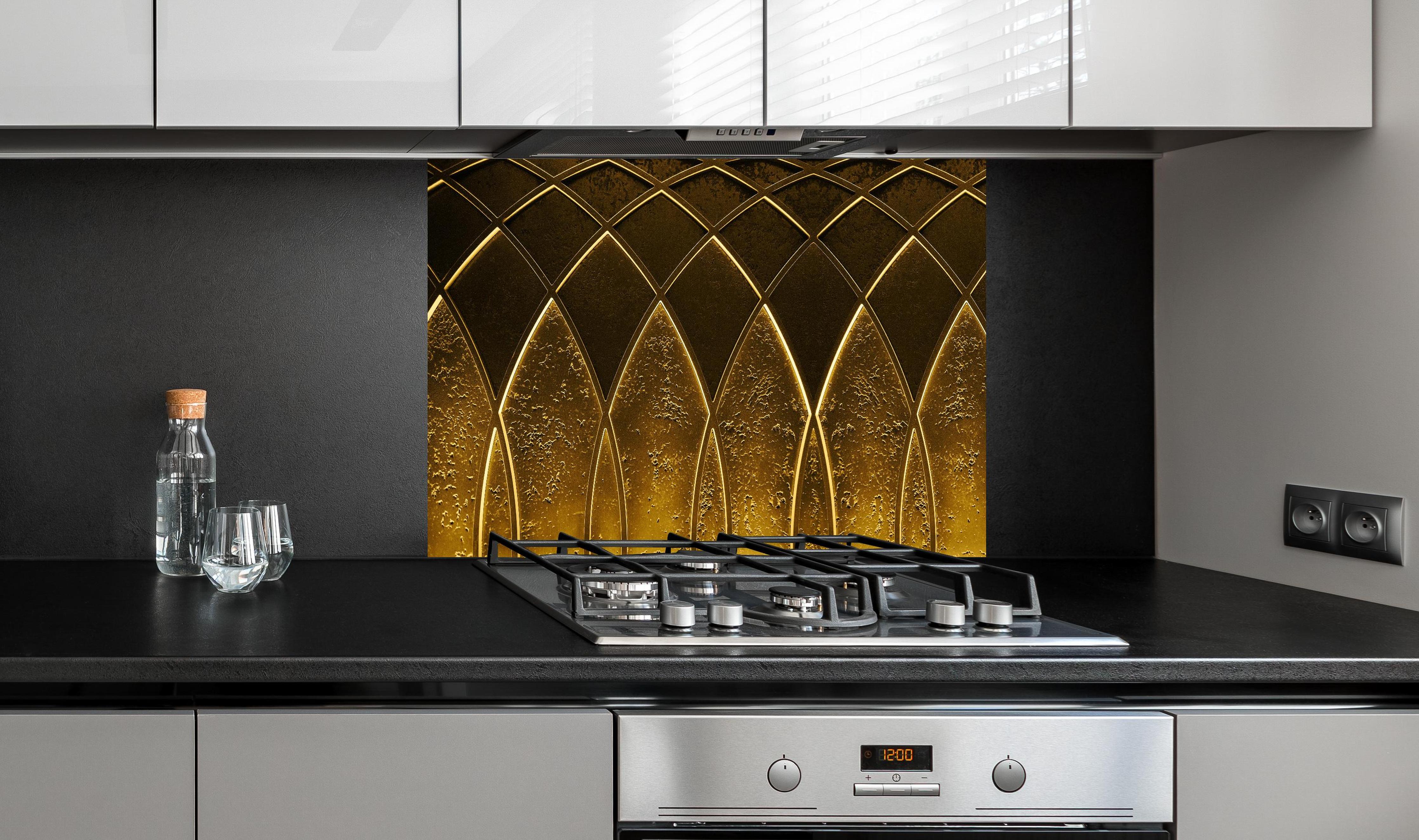Spritzschutz - Elegant-goldenes Geometrie Art-Deco-Design hinter einem Cerankochfeld zwischen Holz-Kochutensilien

