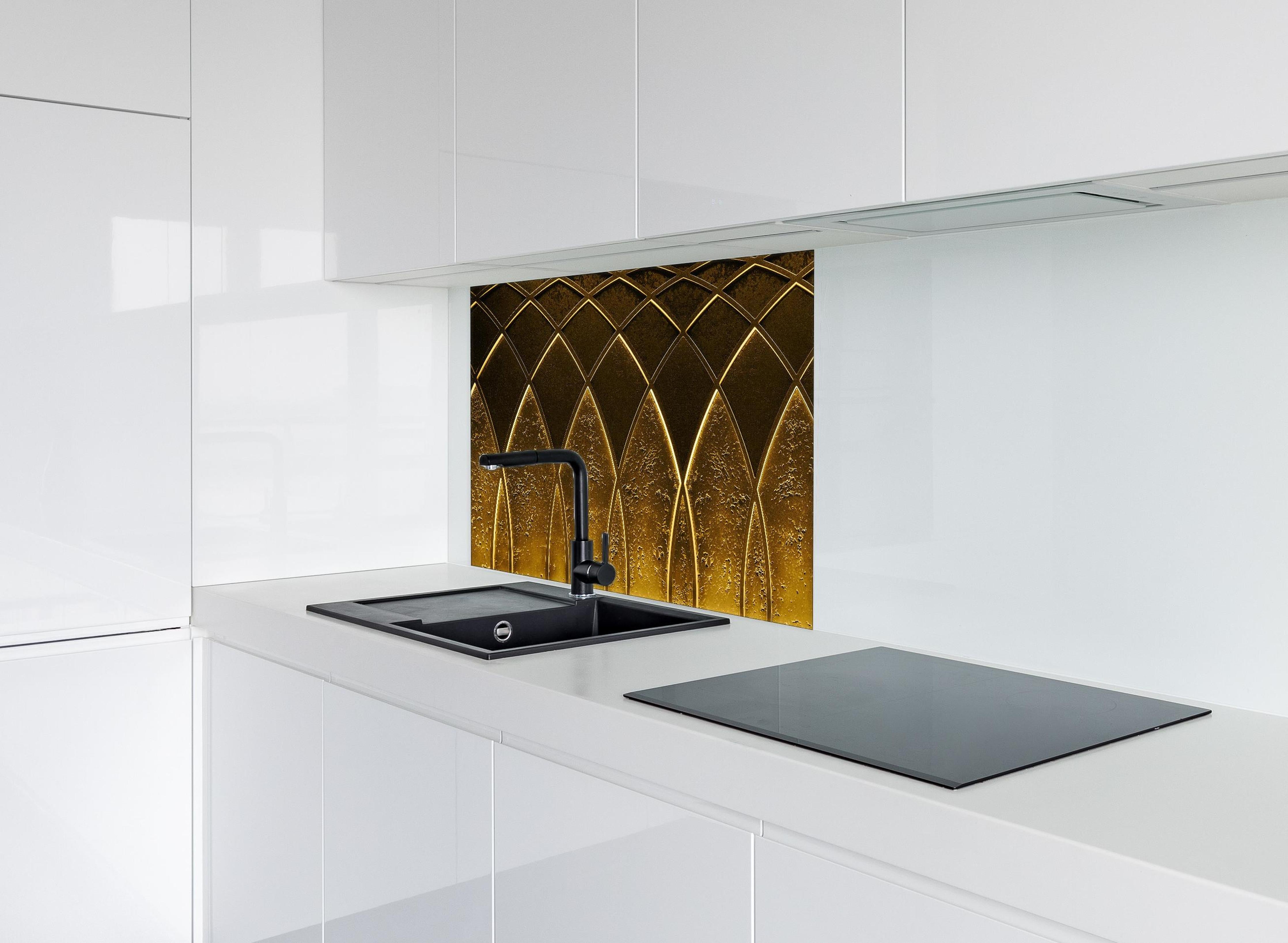 Spritzschutz - Elegant-goldenes Geometrie Art-Deco-Design hinter einem Cerankochfeld zwischen Holz-Kochutensilien
