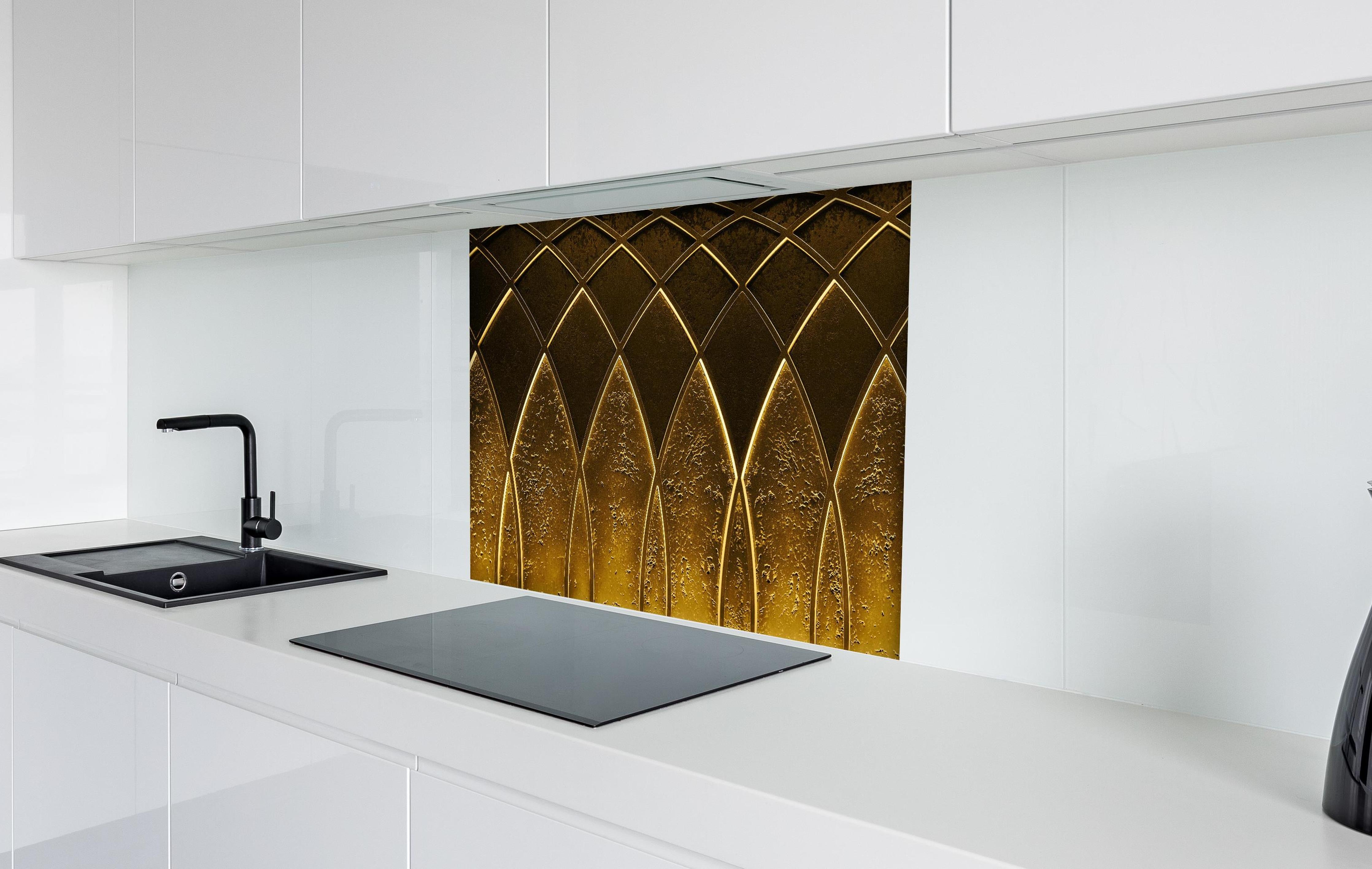 Spritzschutz - Elegant-goldenes Geometrie Art-Deco-Design hinter einem Cerankochfeld zwischen Holz-Kochutensilien
