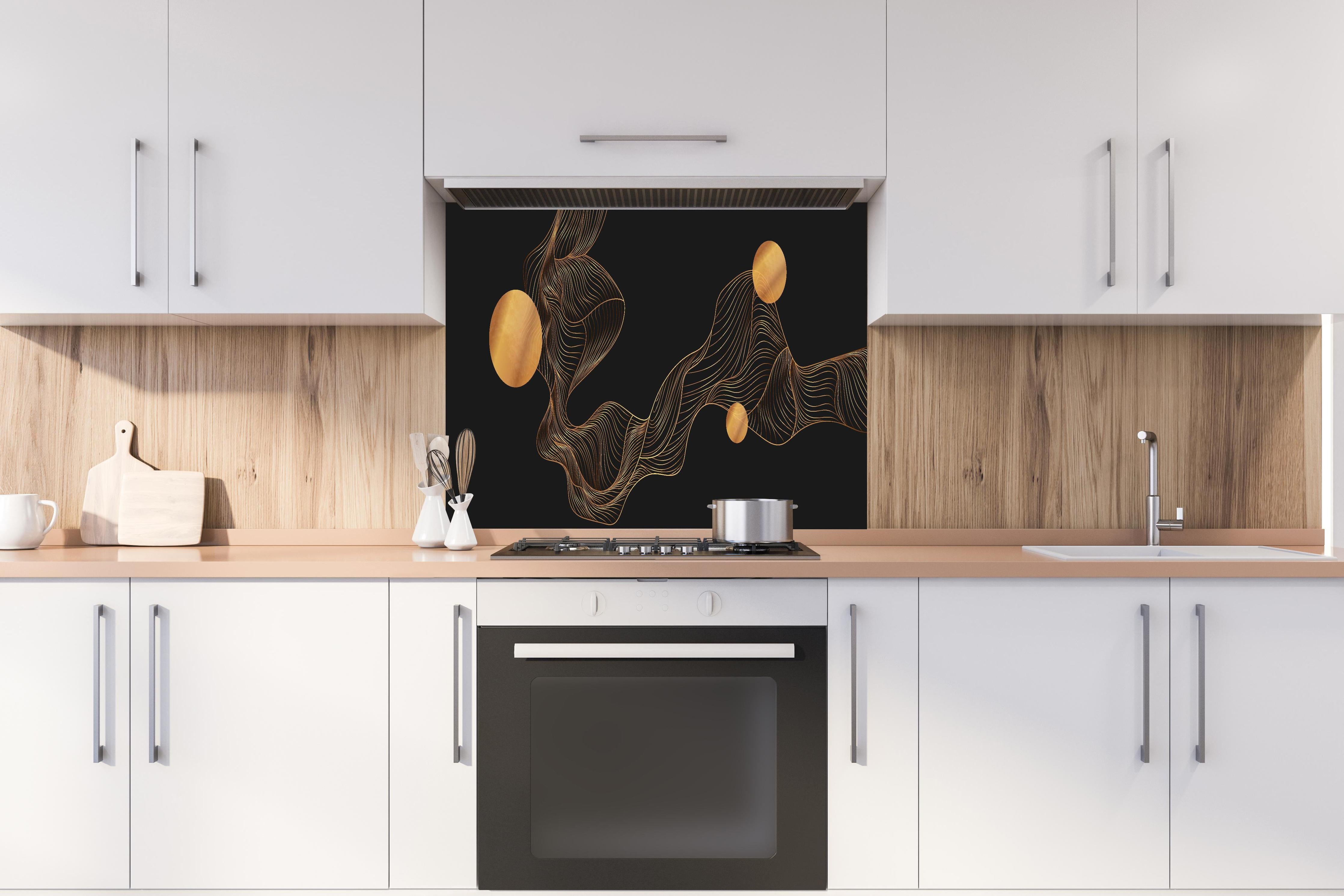 Spritzschutz - Elegante Abstrakte Kunst in Gold und Schwarz hinter einem Cerankochfeld zwischen Holz-Kochutensilien
