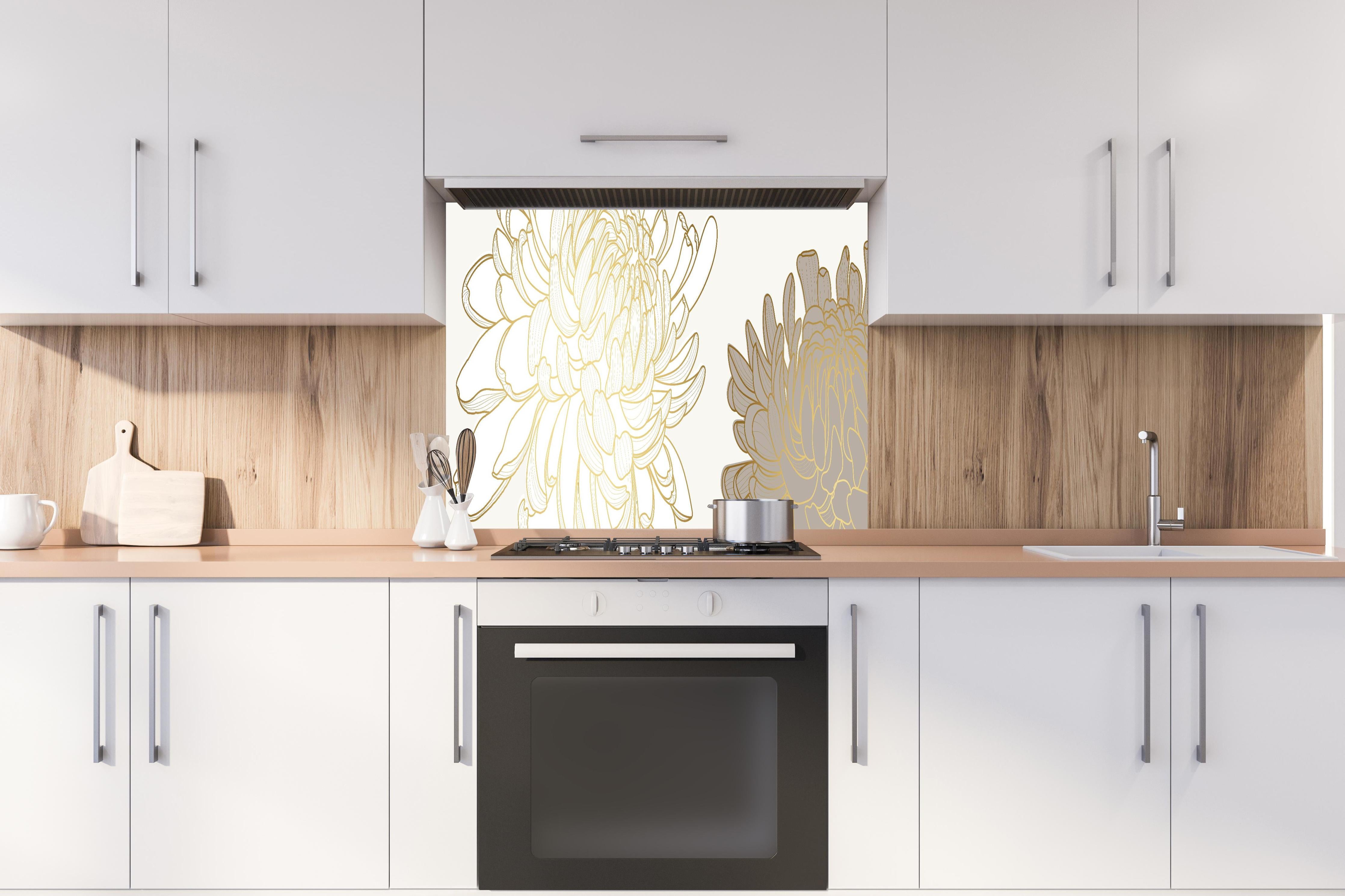 Spritzschutz - Elegante Beige Blumenillustration Kunst hinter einem Cerankochfeld zwischen Holz-Kochutensilien
