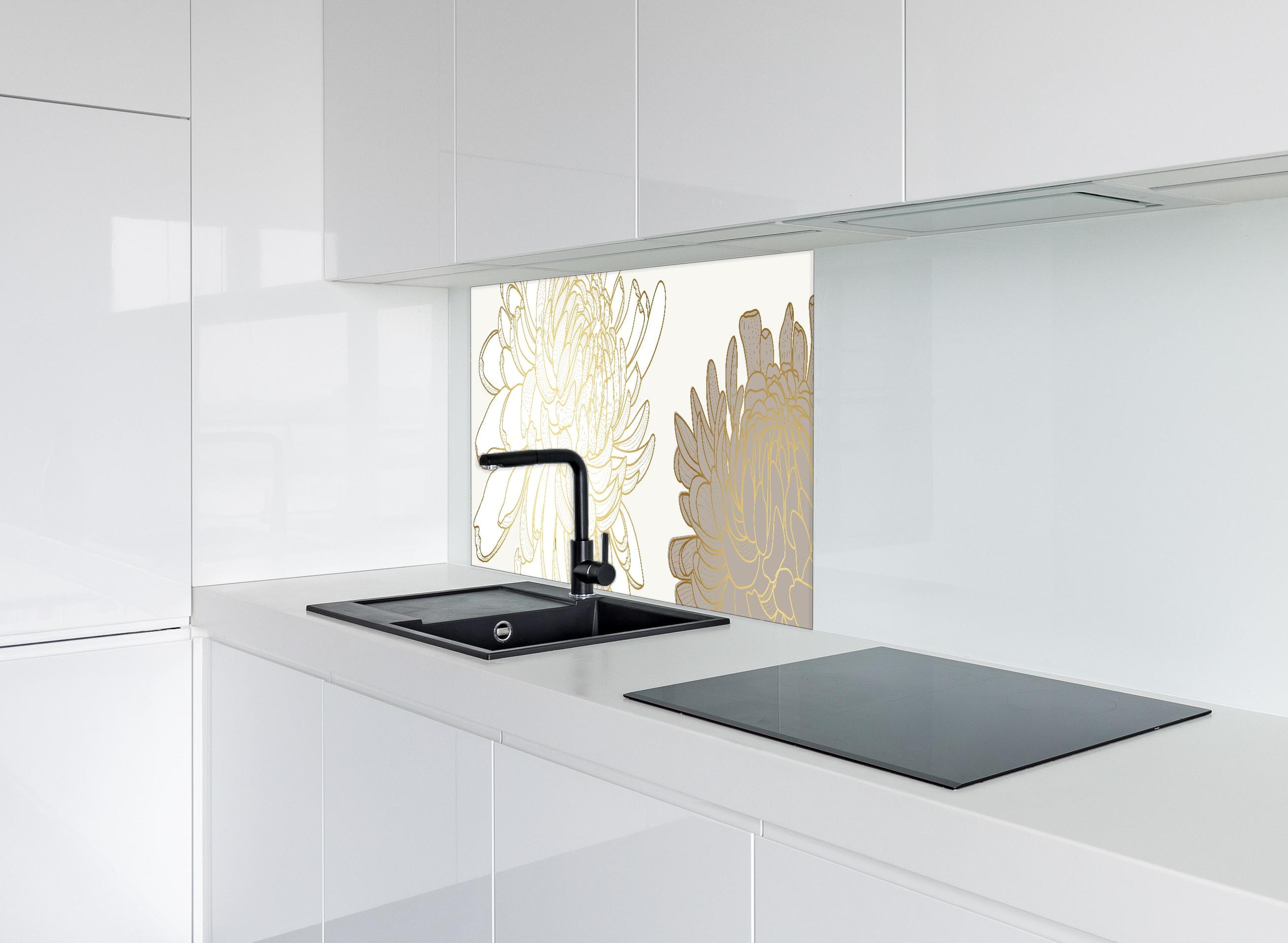 Spritzschutz - Elegante Beige Blumenillustration Kunst hinter einem Cerankochfeld zwischen Holz-Kochutensilien
