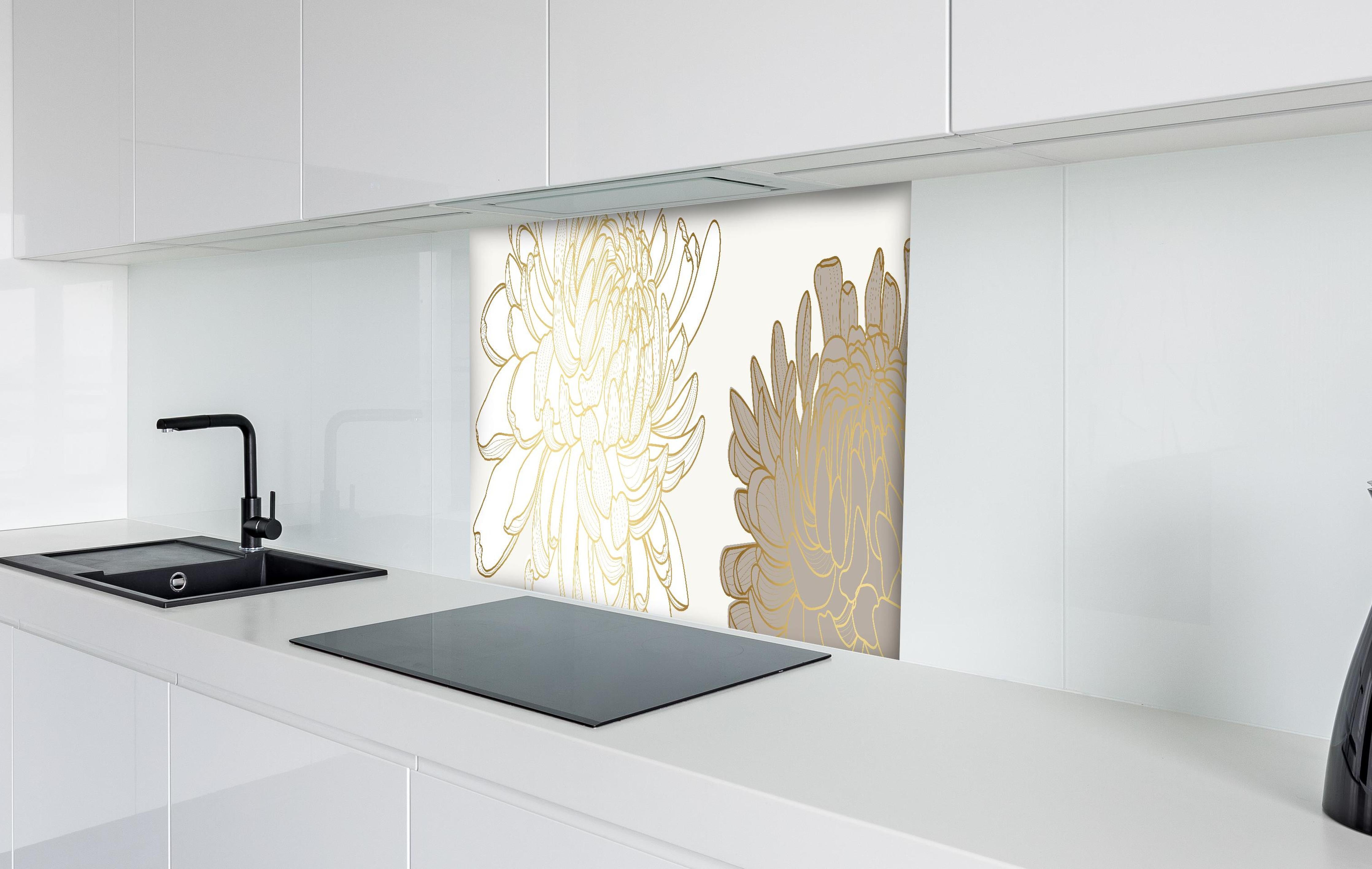 Spritzschutz - Elegante Beige Blumenillustration Kunst hinter einem Cerankochfeld zwischen Holz-Kochutensilien
