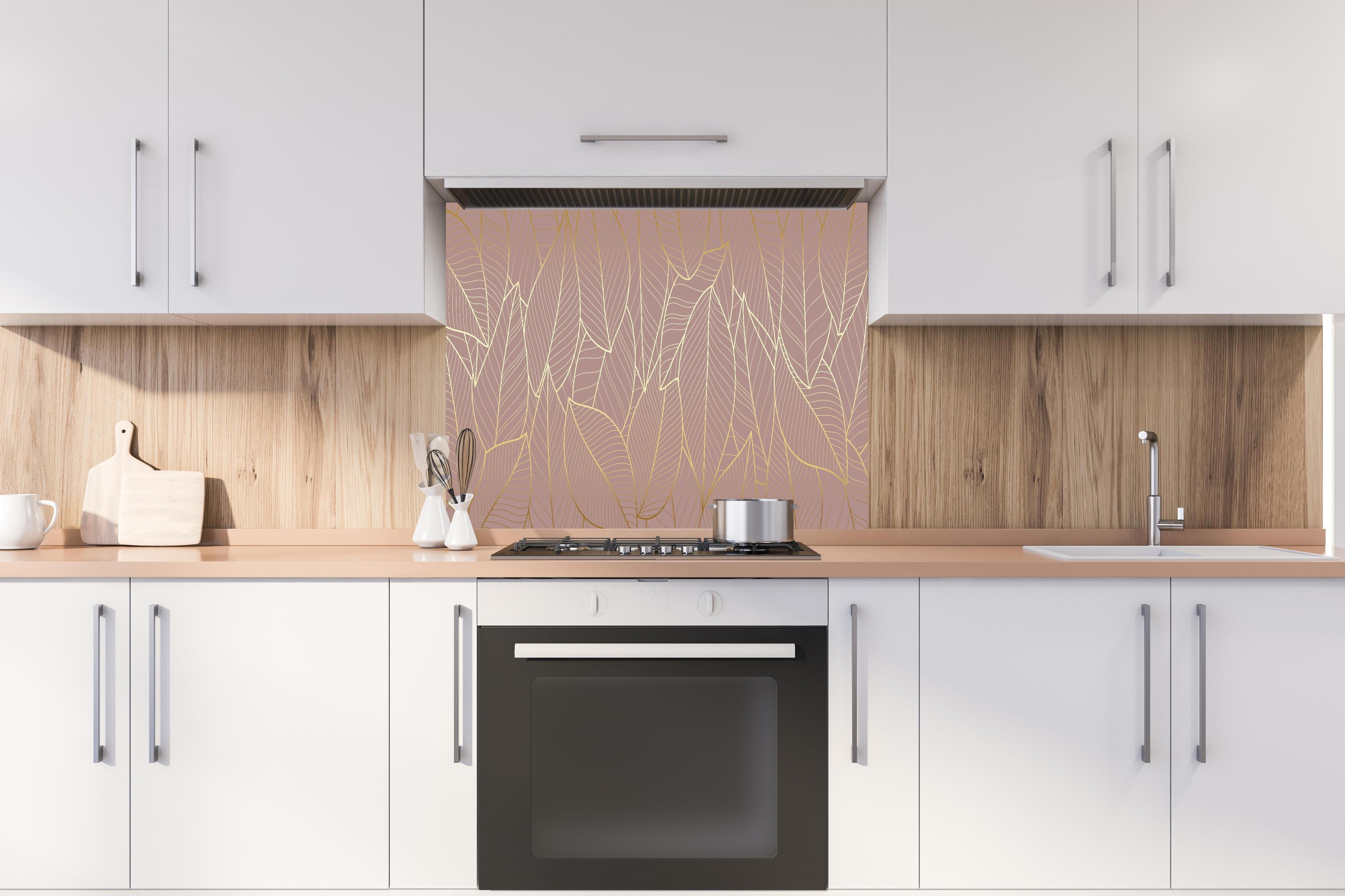 Spritzschutz - Elegante Blattgold Struktur auf Beige hinter einem Cerankochfeld zwischen Holz-Kochutensilien
