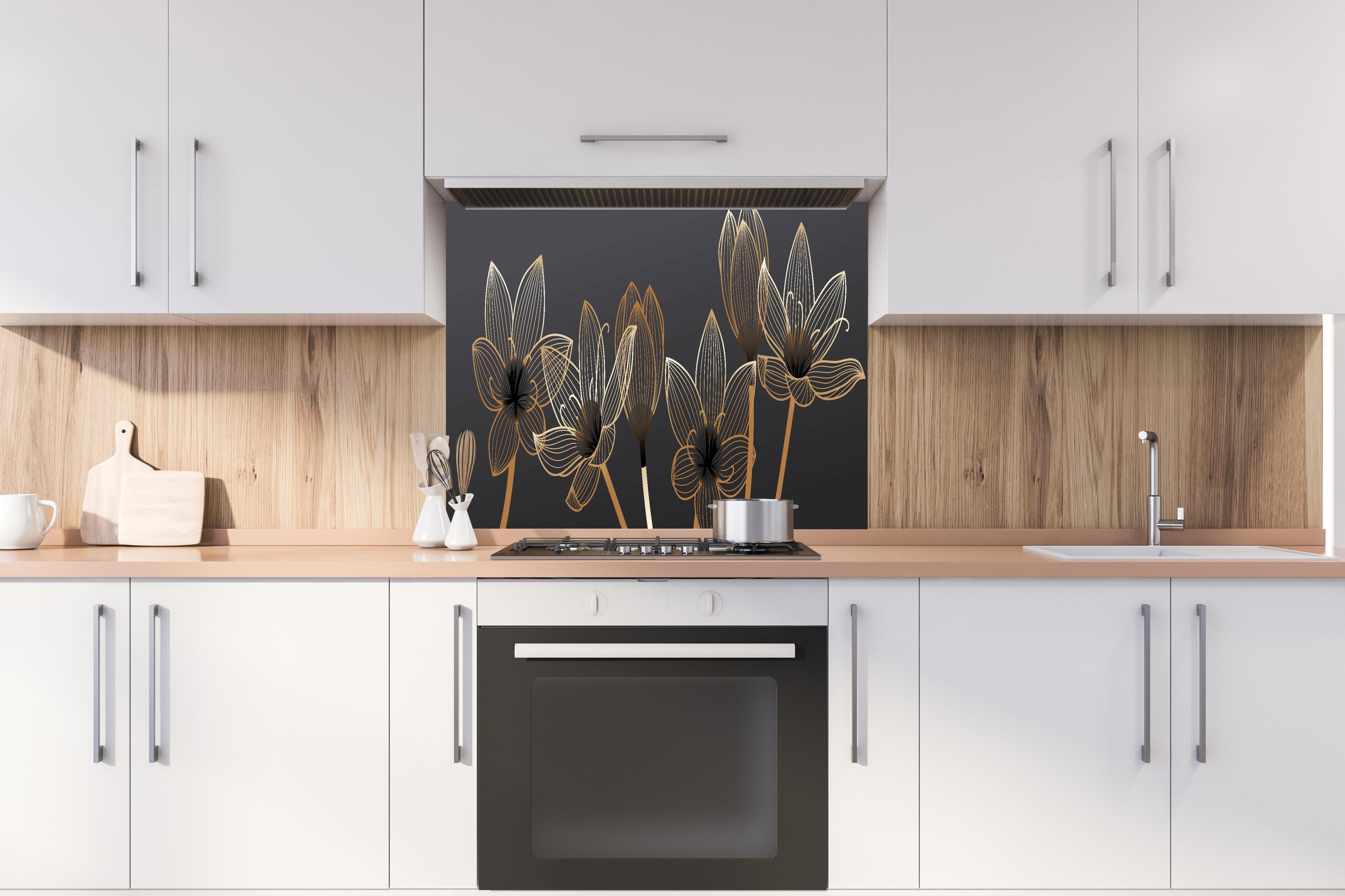 Spritzschutz - Elegante Blumen Linienkunst in Gold und Schwarz hinter einem Cerankochfeld zwischen Holz-Kochutensilien
