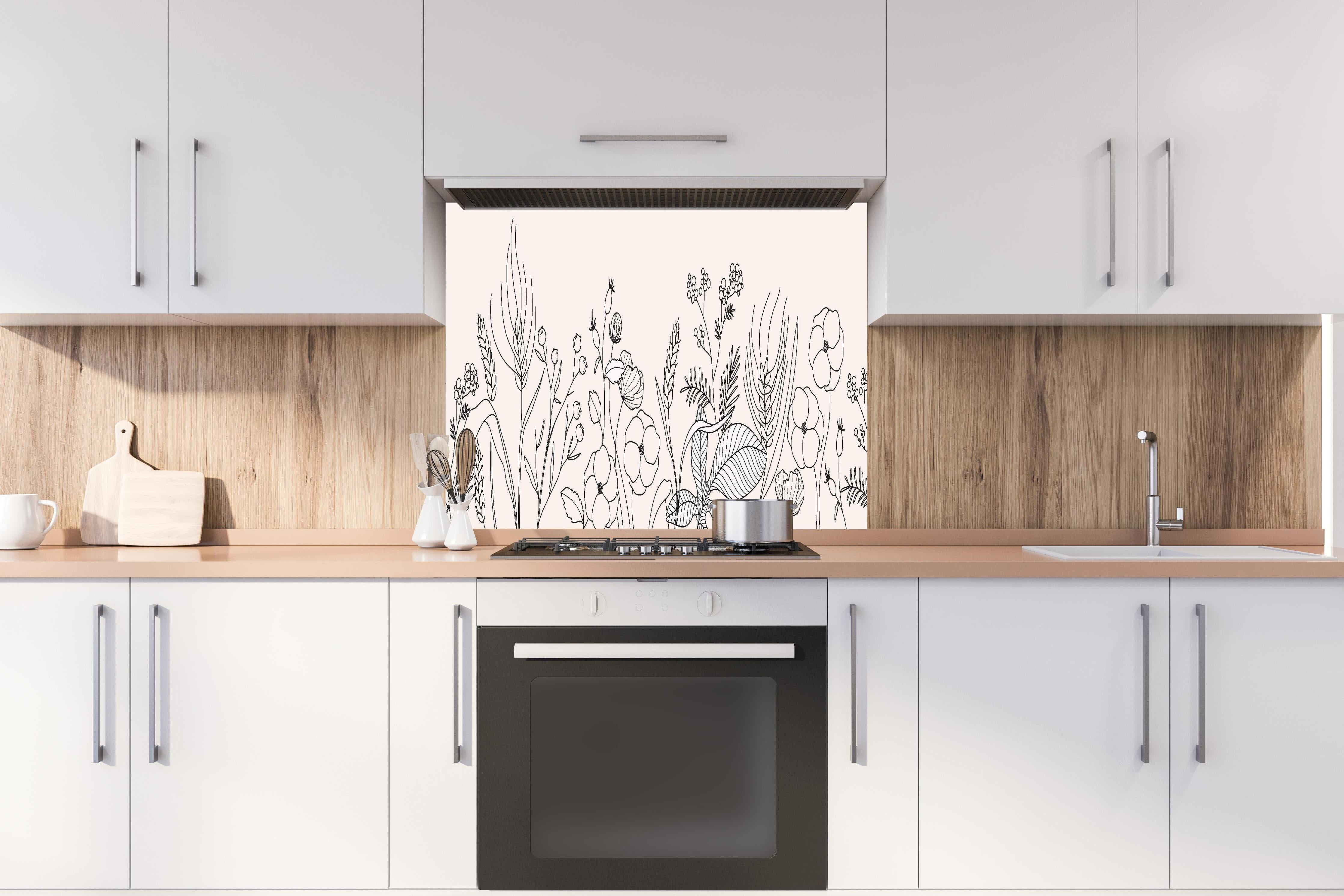 Spritzschutz - Elegante Botanische Kunst in Graunuancen hinter einem Cerankochfeld zwischen Holz-Kochutensilien
